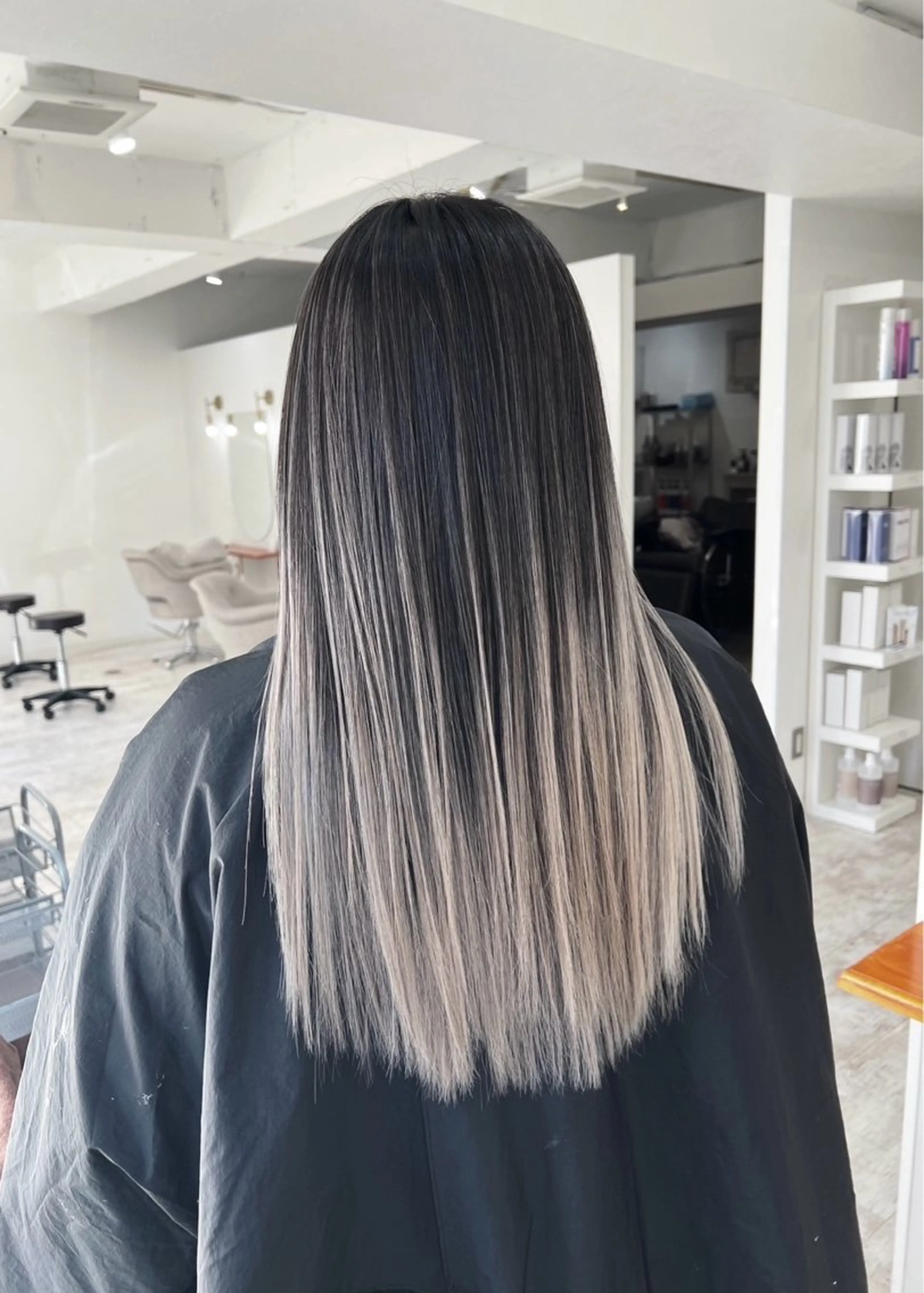 セミロング カラー バレイヤージュ シルバー ホワイトシルバー レイヤーカット ヘアカラー トリートメント ROBIN所属・指名数No.1 /NAOYAのヘアスタイル