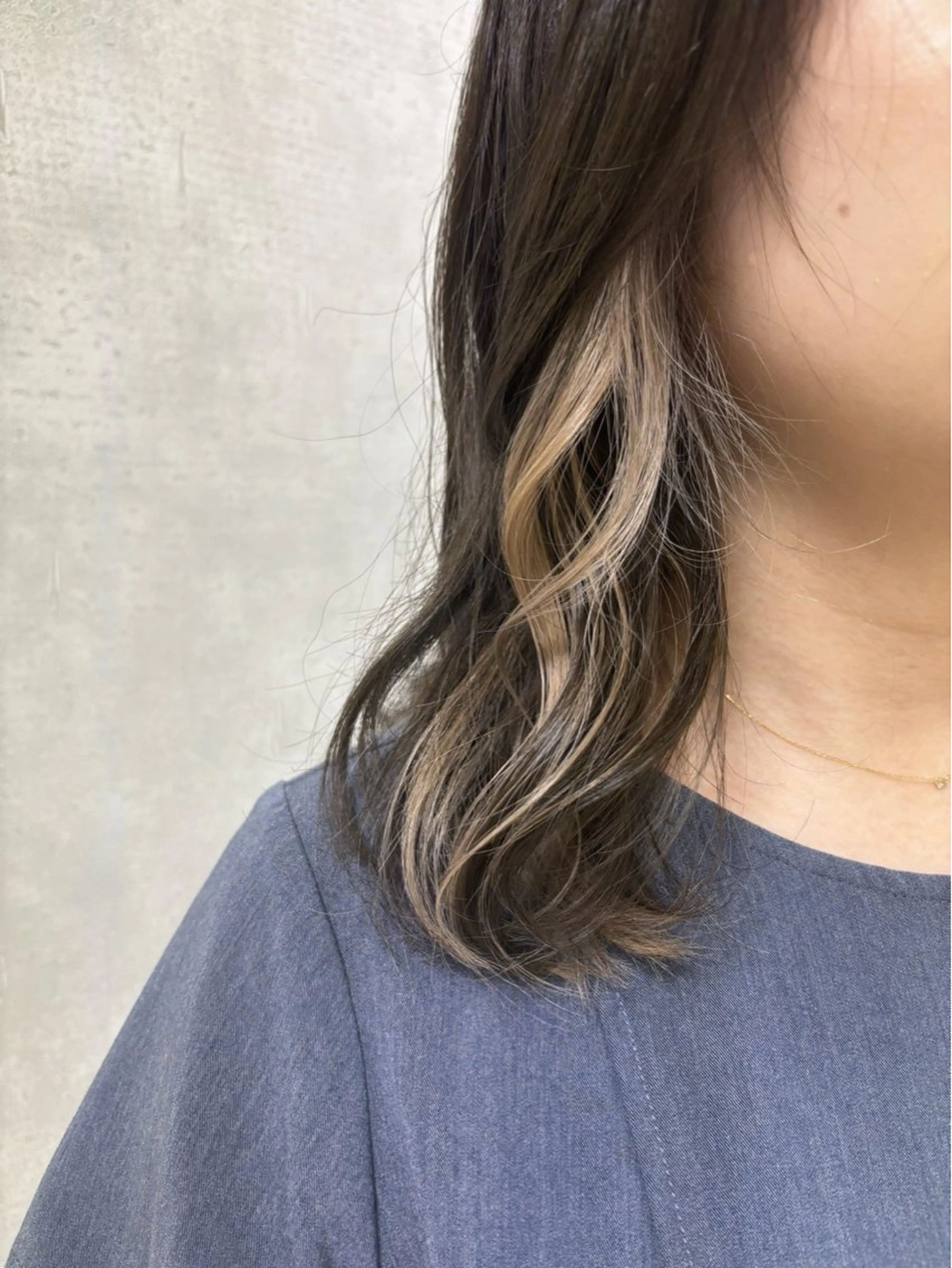 ミディアム カラー ベージュカラー イヤリングカラー ホワイトベージュ カット ヘアカラー トリートメント 多田 栞里のヘアスタイル