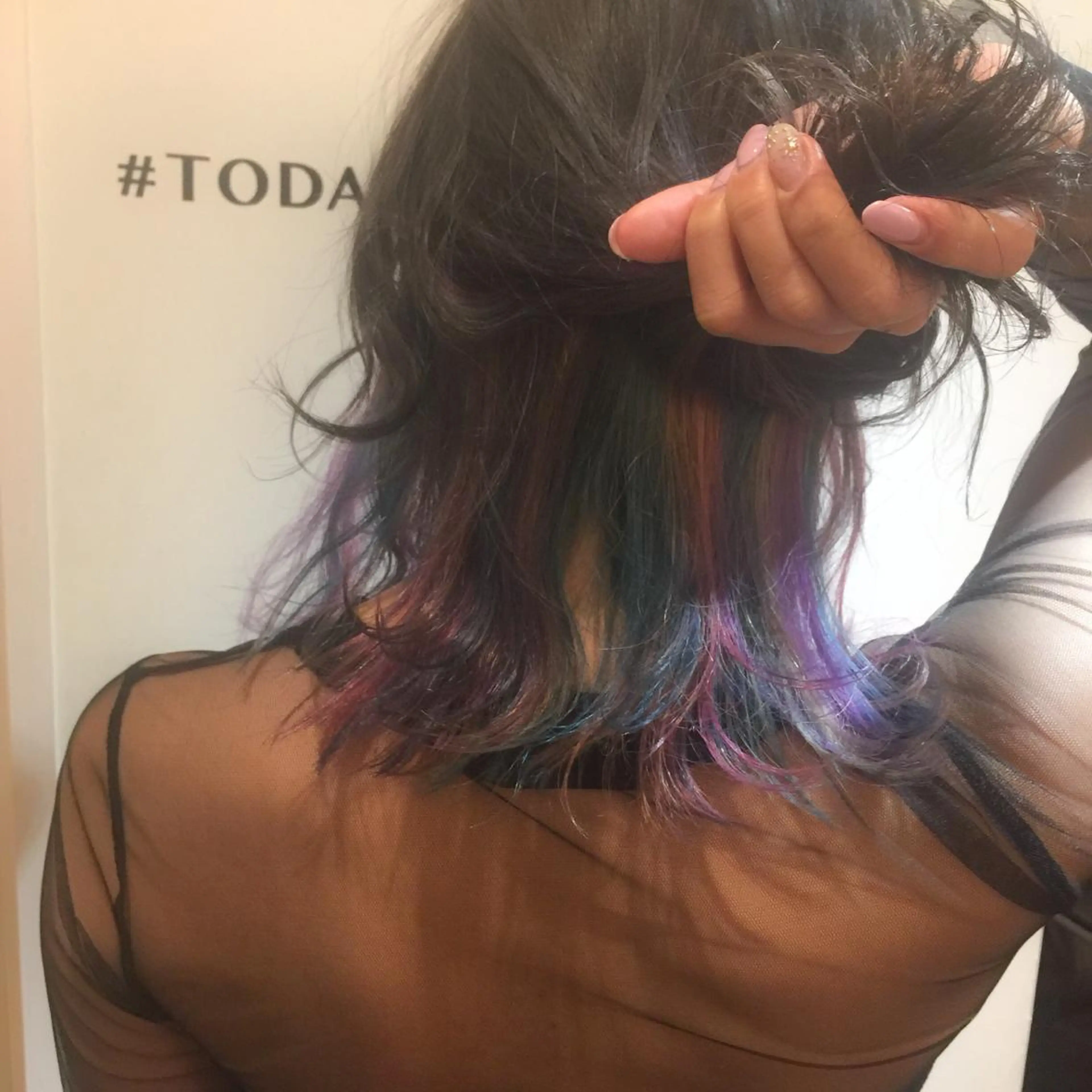 ミディアム カラー ブルーカラー エメラルドグリーン インナーカラー オレンジ ピンクカラー ヘアカラー ホワイト&レイヤーカ ットエクステ長畠俊輔のヘアスタイル