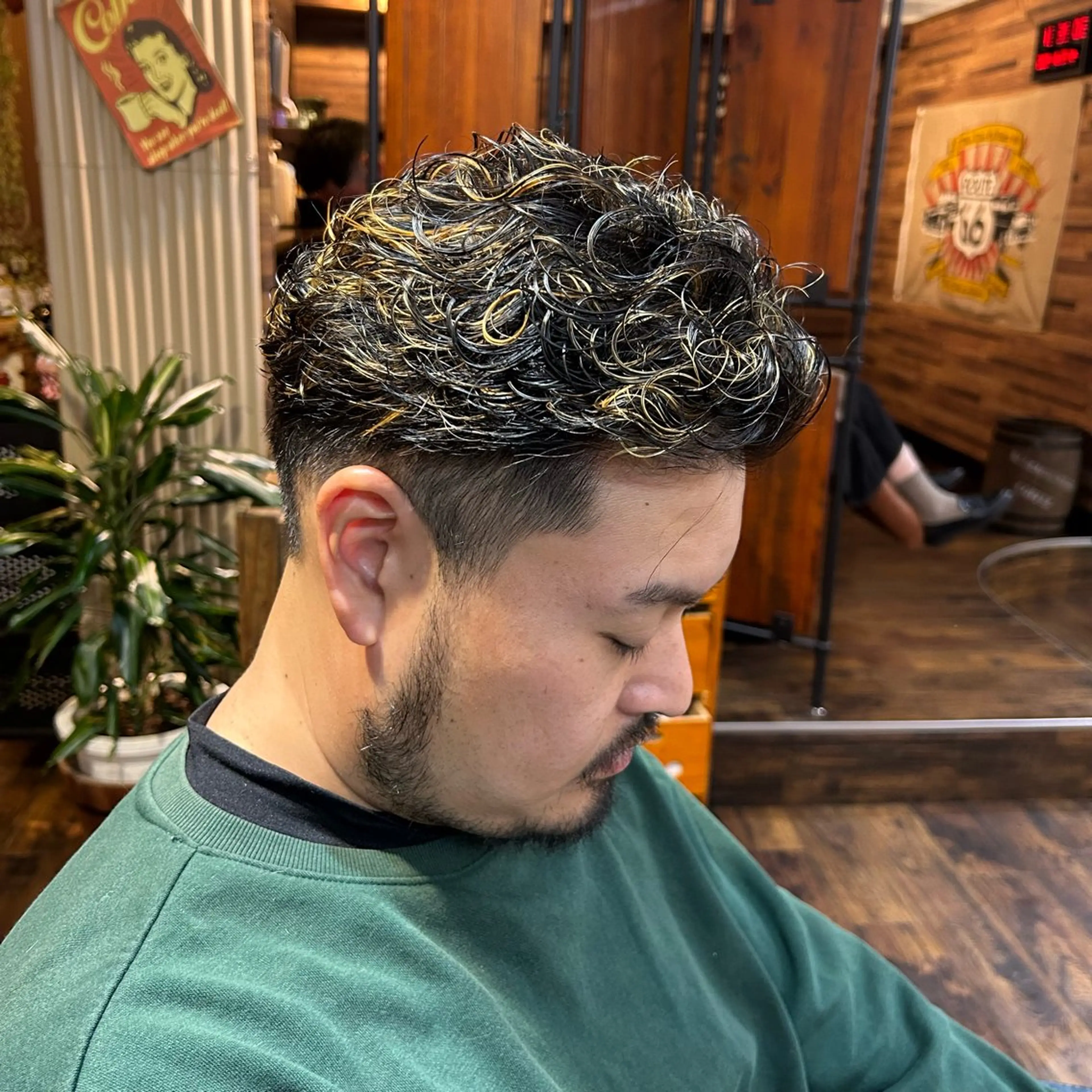 ショート カラー パーマ メンズ メンズハイライト メンズパーマ ハイライトカラー ハイライト カット ヘアカラー パーマ トリートメント ツイスパ/メンズ特化 🦋𝑺𝑶𝑵𝑬の眉毛・アイブロウイメージ