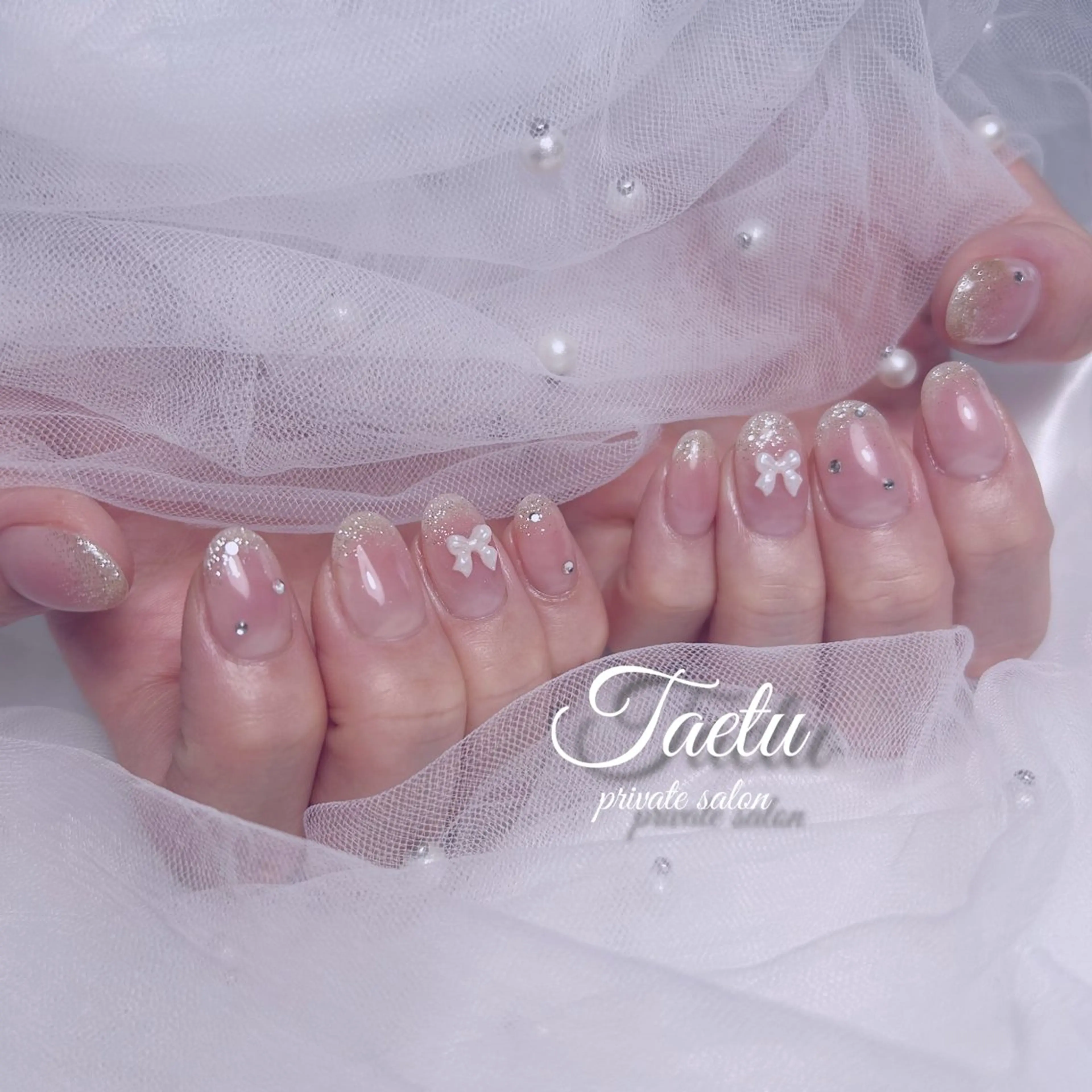 ネイル チークネイル グラデーション ラメ(グリッター) ラメグラデーション リボン 𝐓𝐀𝐄𝐓𝐔 💜Ayumiのネイルデザイン