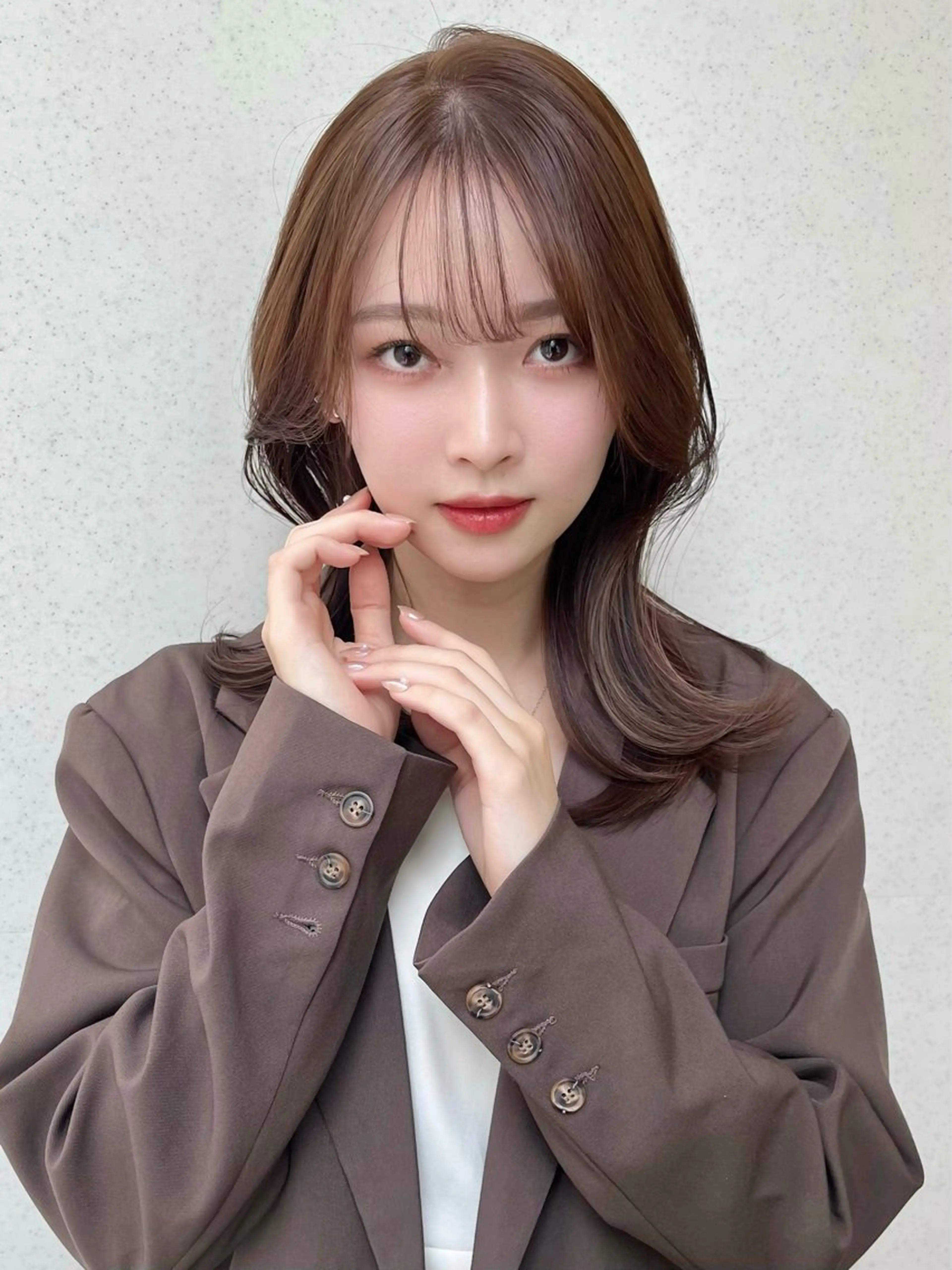 ミディアム カラー ミディアムレイヤー ブラウンカラー 韓国風ヘア レイヤーカット シースルーバング カット ヘアカラー トリートメント 韓国ハッシュカット/ 新宿/髪質改善/岡崎のヘアスタイル