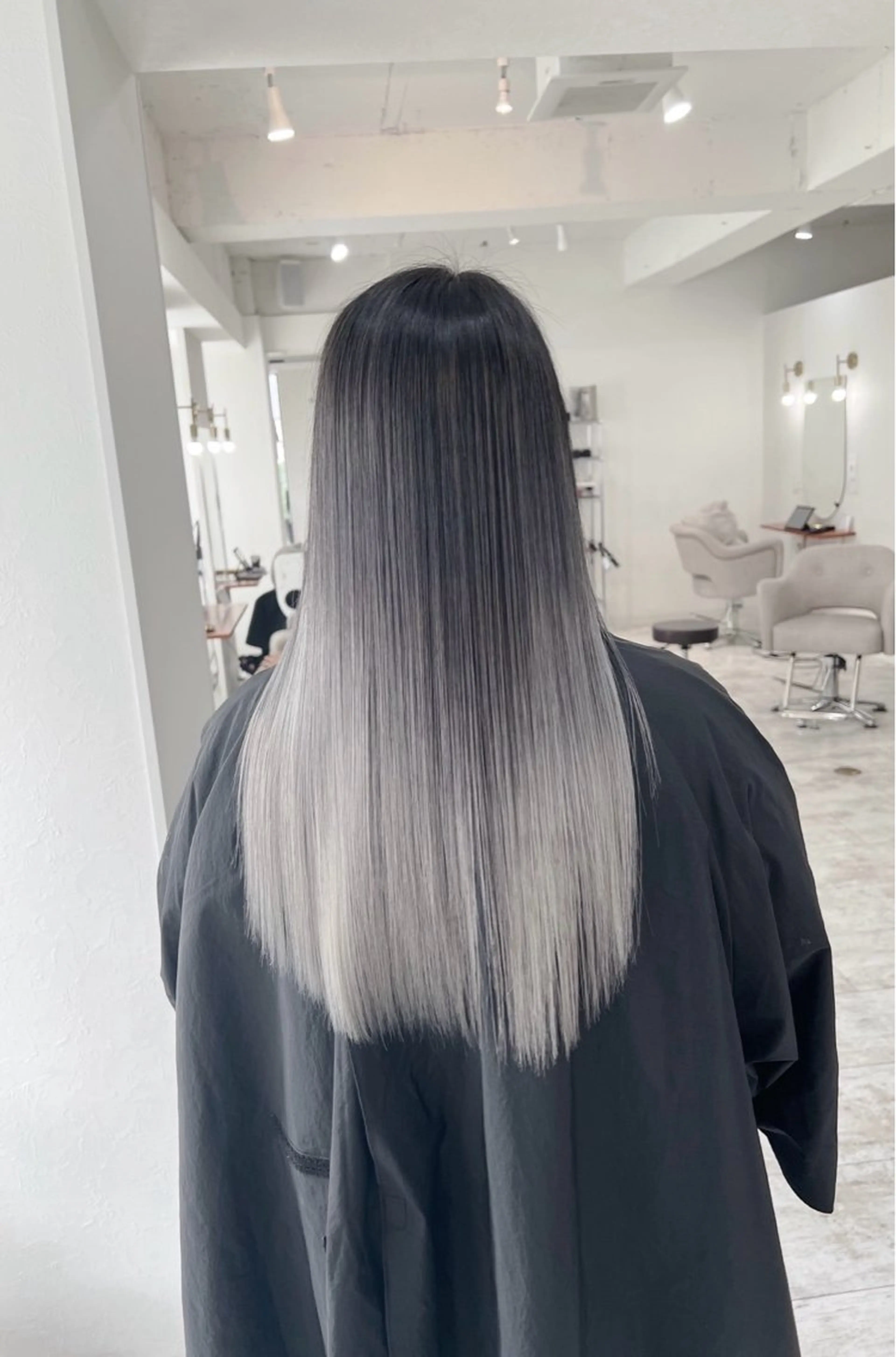 ロング カラー バレイヤージュ シルバー ホワイトシルバー レイヤーカット ヘアカラー トリートメント ROBIN所属・指名数No.1 /NAOYAのヘアスタイル