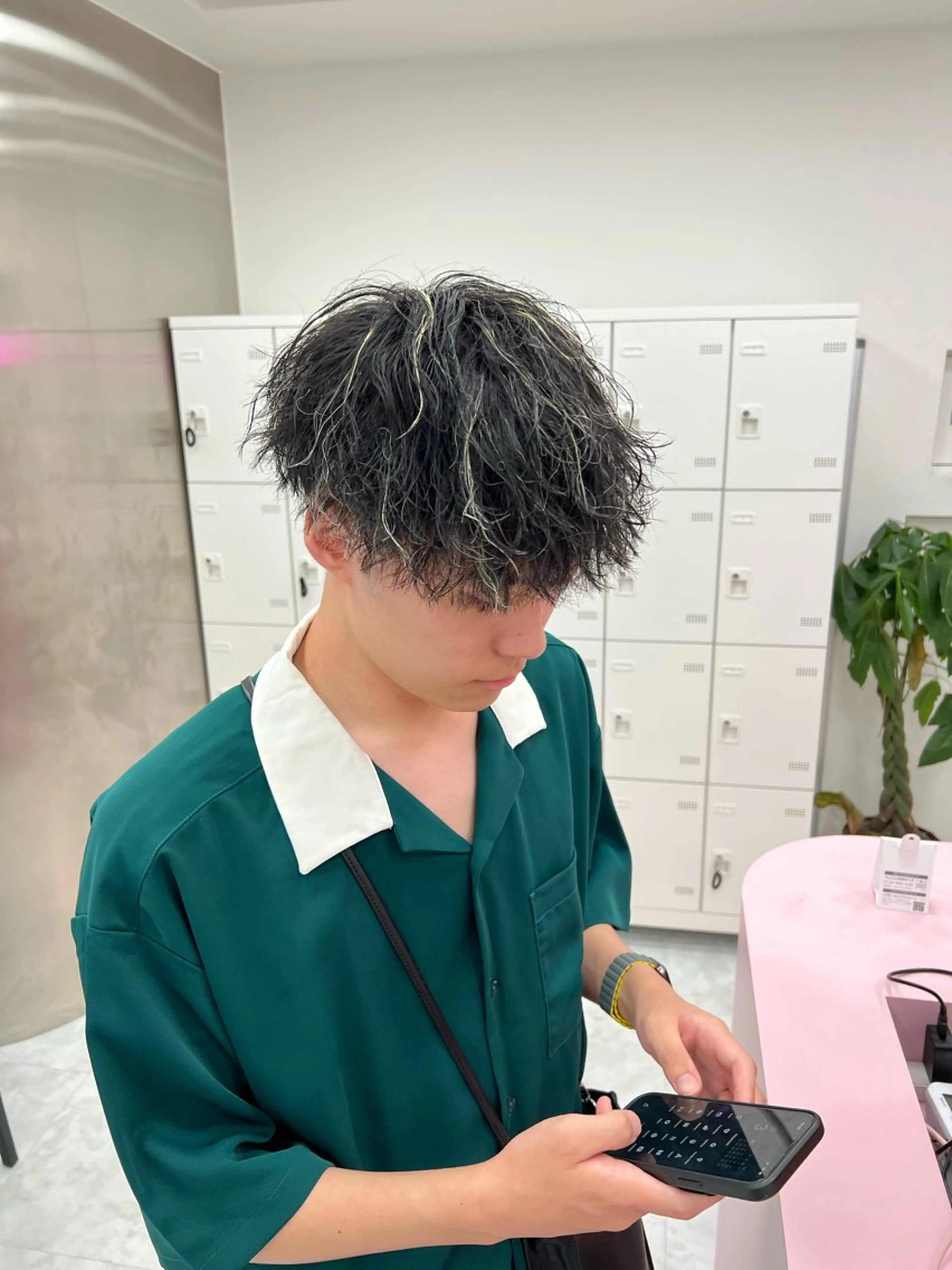 ミディアム パーマ メンズ ミディアムパーマ センターパート メンズ韓国風 韓国マッシュ マッシュウルフ ヘアカラー トリートメント ヘッドスパ ヘアセット トレンド/レイヤー うる艶🪞CANDYのヘアスタイル