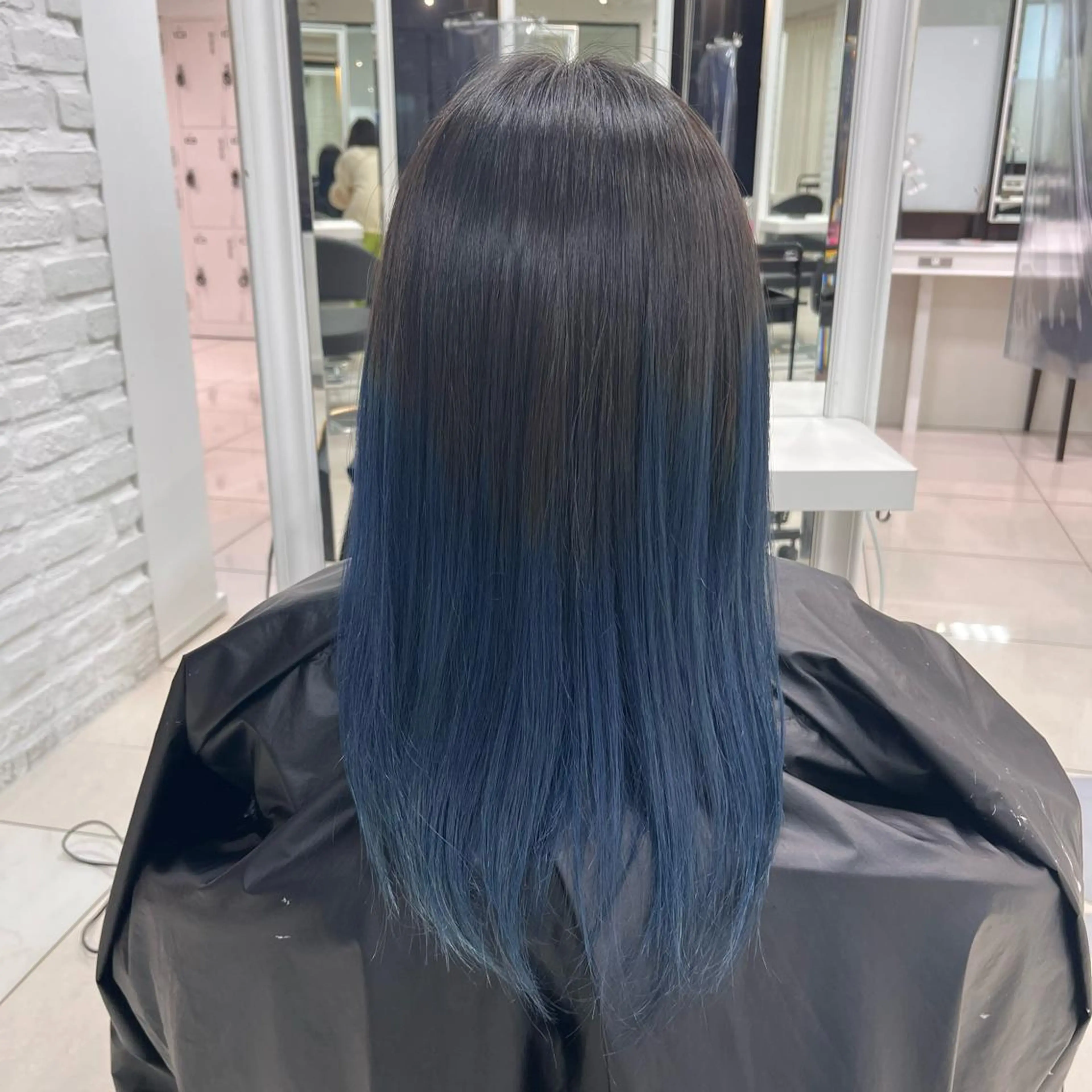 セミロング カラー ブリーチ ブルーカラー デザインカラー グラデーションカラー シルバー カット ヘアカラー トリートメント メンズヘア専門🦊 RYOKAのヘアスタイル