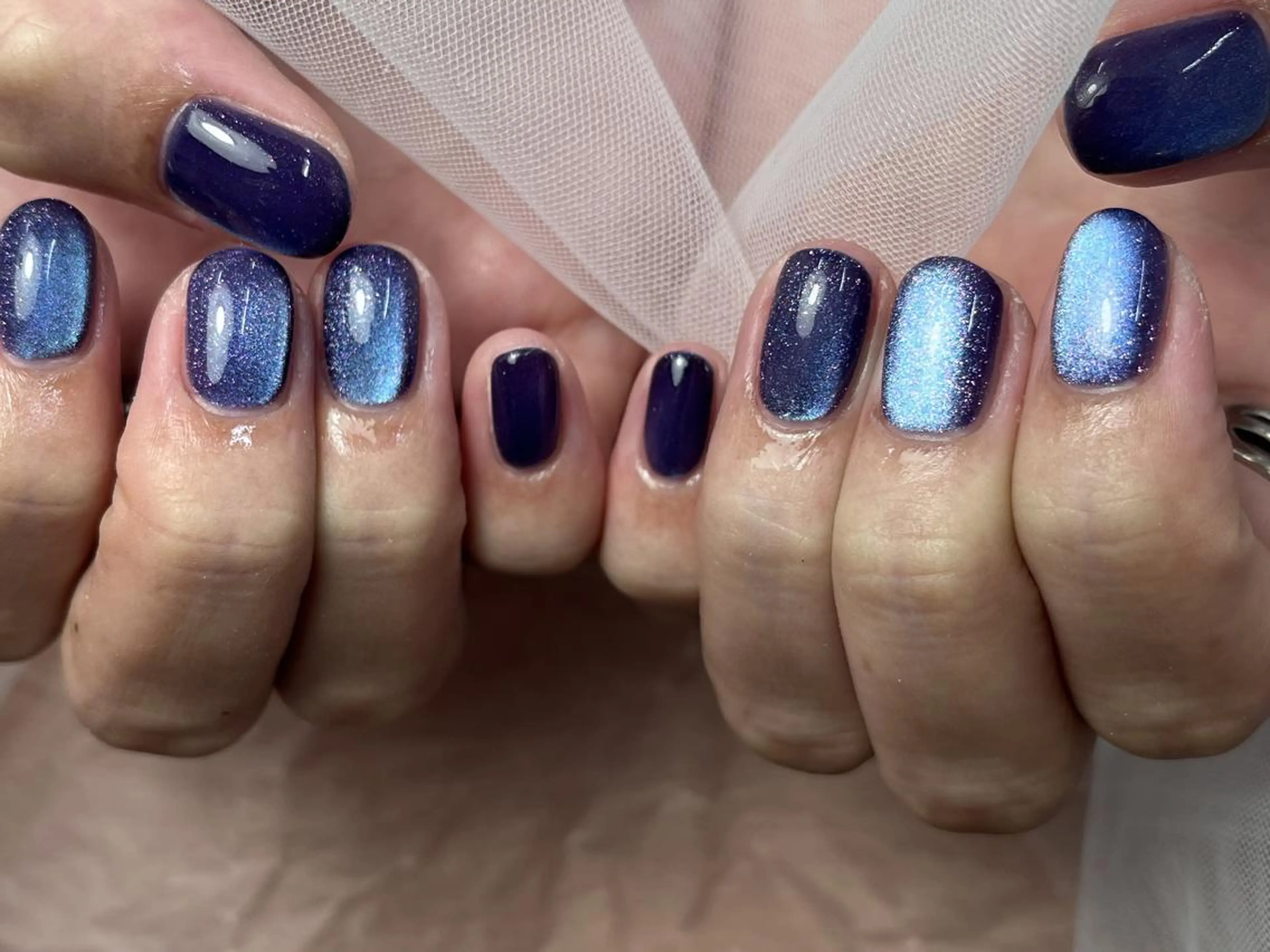 ネイル オーロラネイル ブルー ラメ(グリッター) パープル シンプルネイル ハンドネイル ハンドケア ToliyDeliy Nail Salonのネイルデザイン