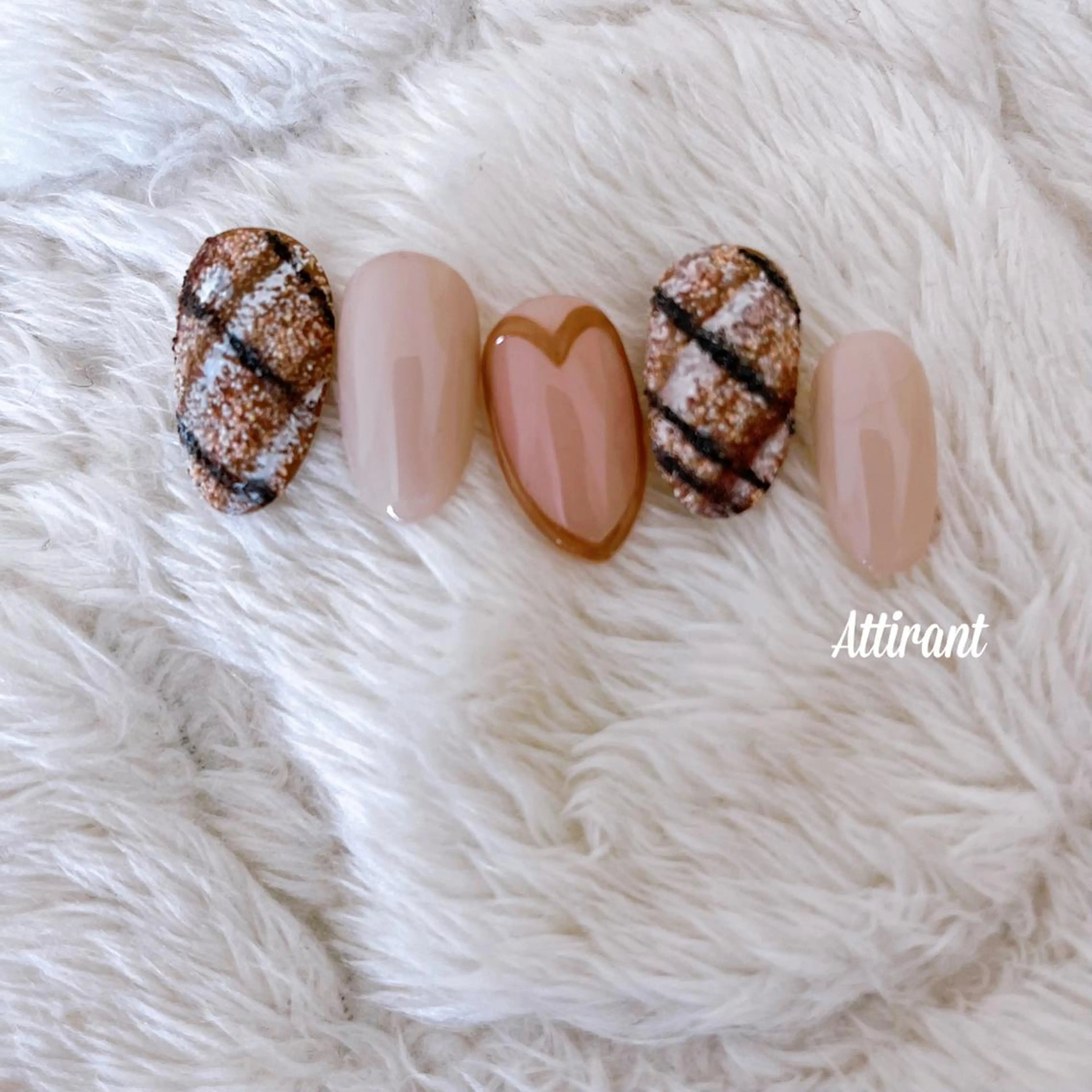 ネイル アートネイル ジェルネイル ハート バレンタイン ハンドネイル ネイルサロン アティロン所属・ネイルサロン アティロンのネイルデザイン