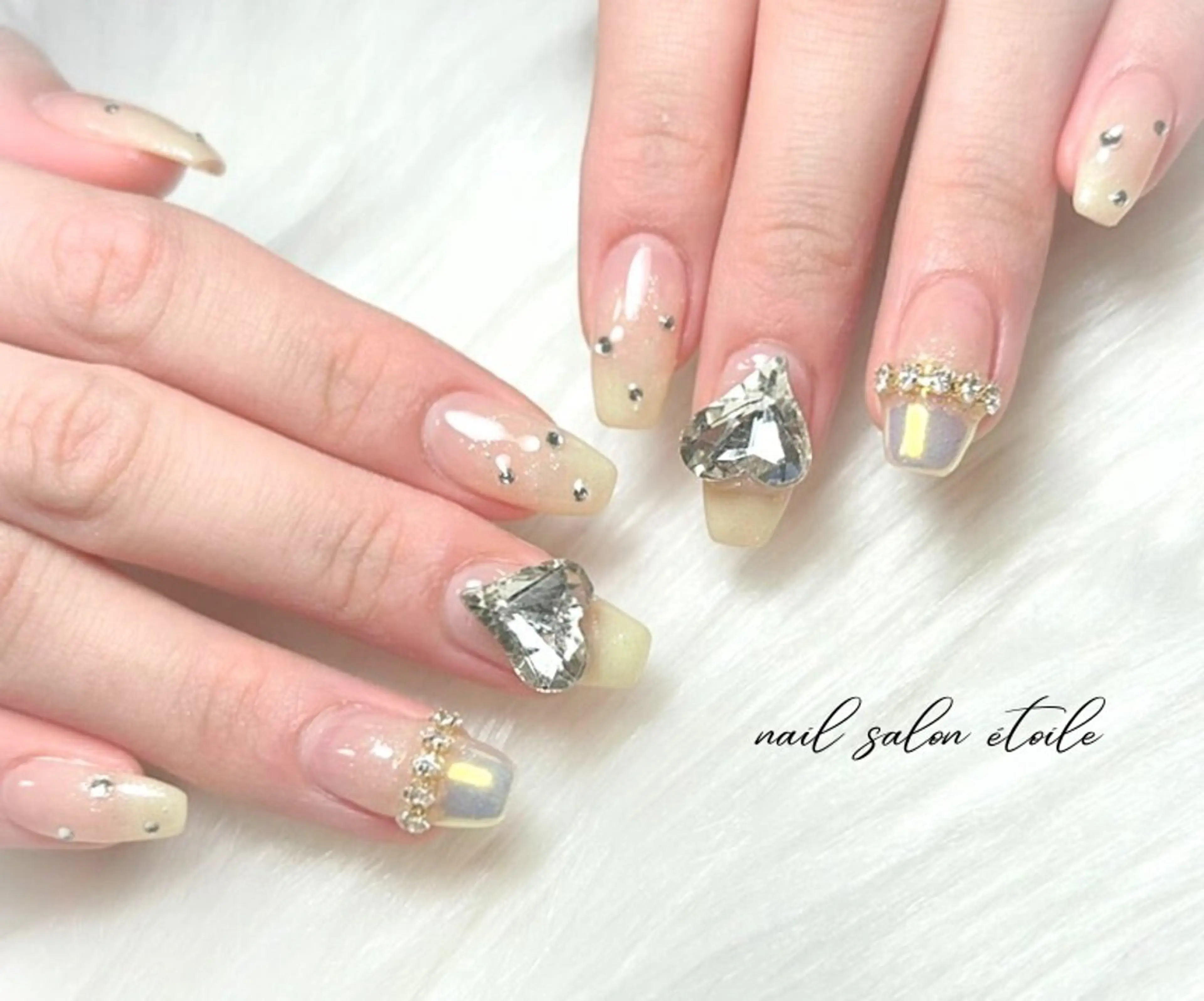 ネイル オーロラネイル グラデーション ハート ストーンネイル 黄色 ハンドネイル nail salon étoileのネイルデザイン