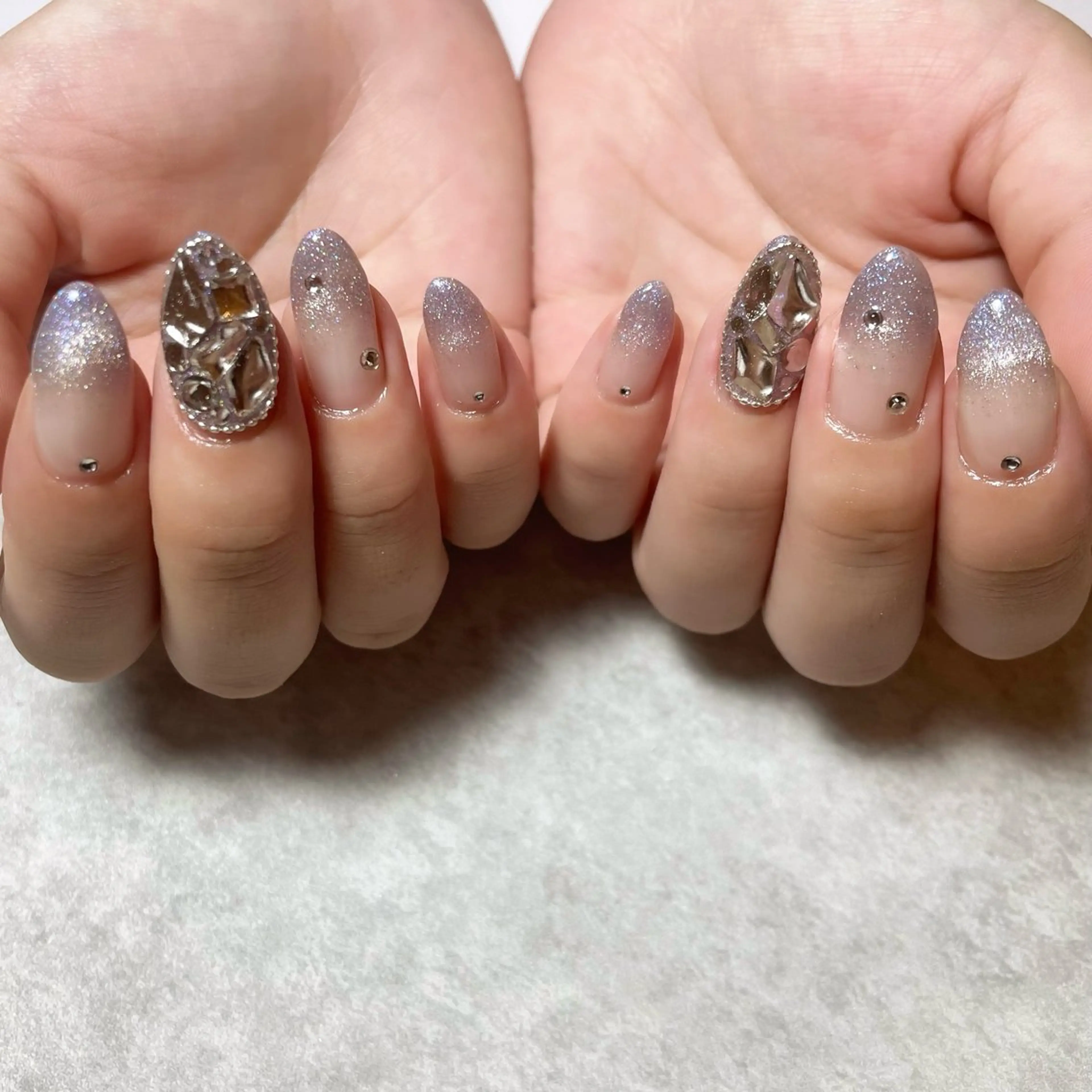 ネイル 持ち込み ストーンネイル total salon fu-a'[フーア]所属・佐藤 芽衣のネイルデザイン