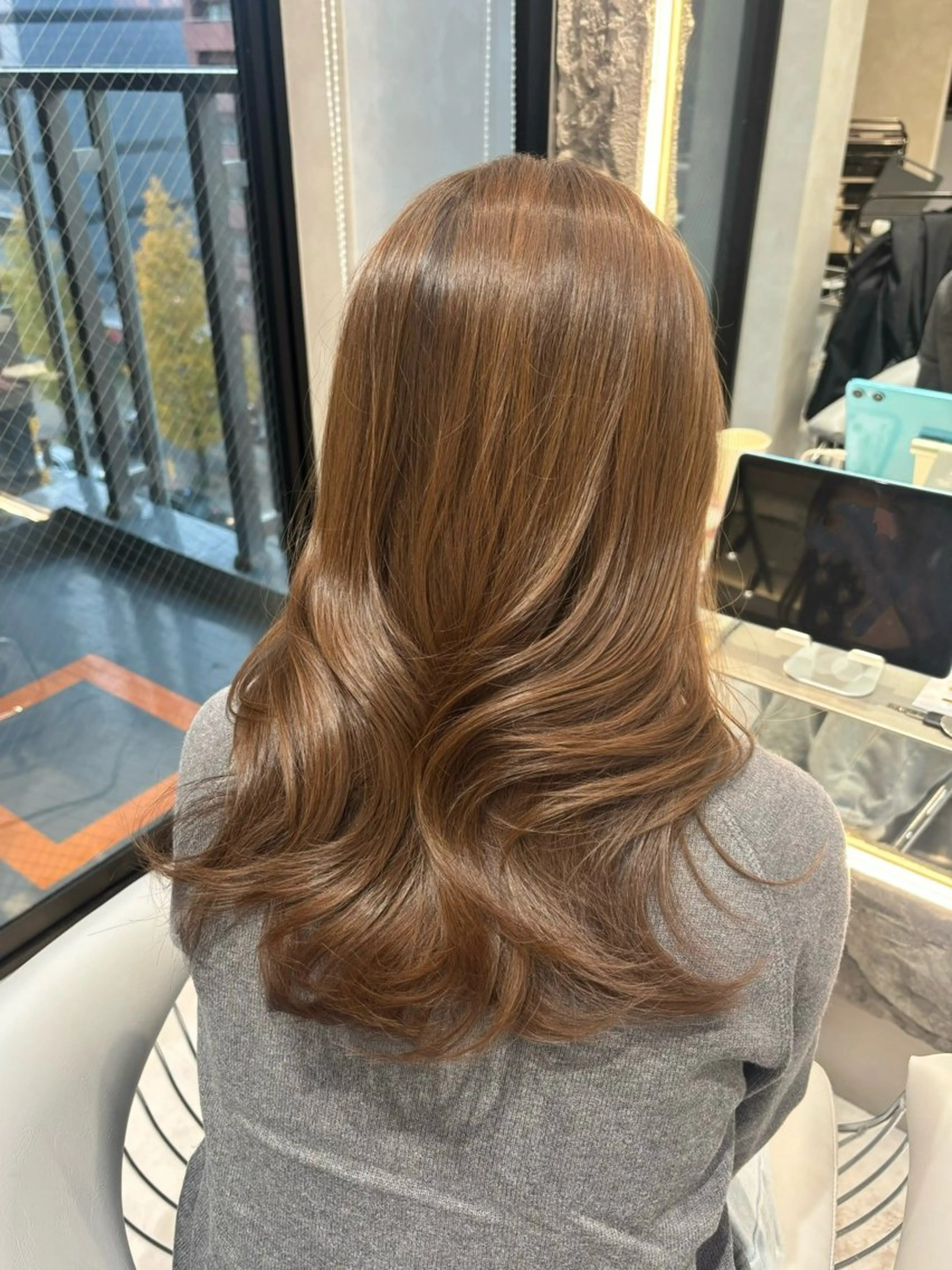 ロング 顔まわりレイヤー 顔周りカット ハイレイヤー レイヤーカット ローレイヤー カット ヘアカラー MOMOHA/ 🍑レイヤーカットのヘアスタイル