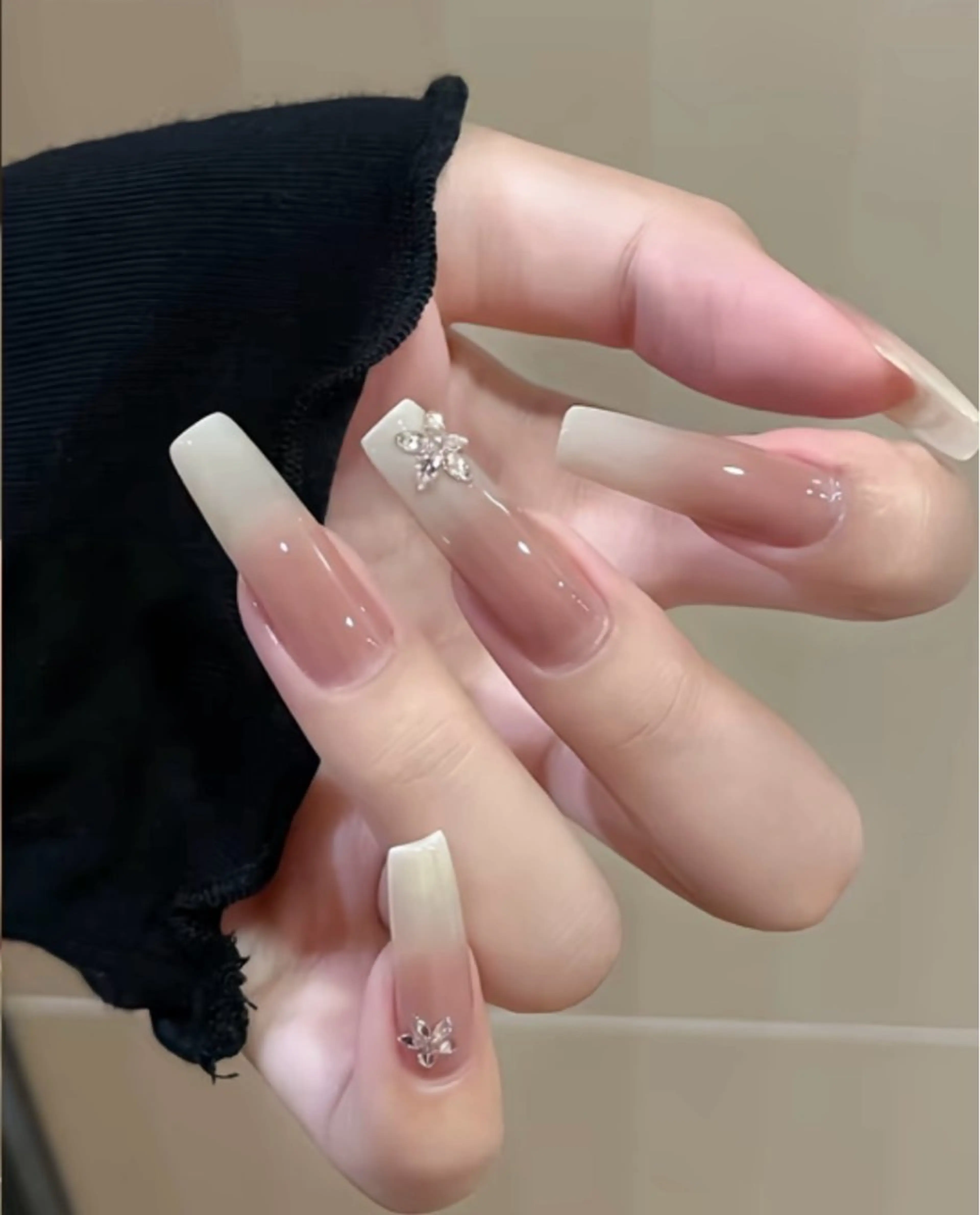 ネイル チークネイル 長さ出し フラワーネイル フレンチネイル ガーリー sun nail池袋 モデル募集のネイルデザイン