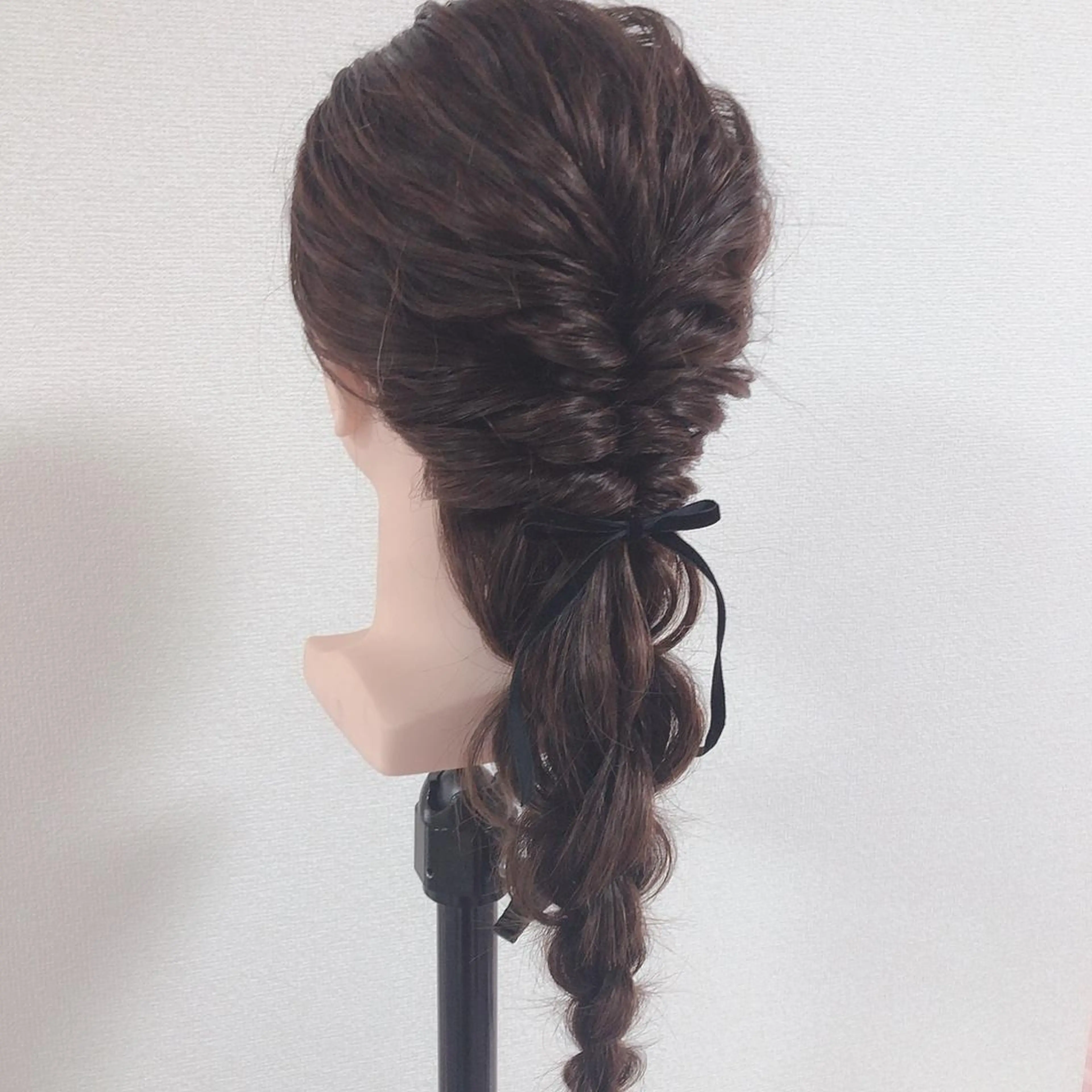 ヘアアレンジ 岩戸優奈 束感まつげ ピンク/ベージュのヘアスタイル