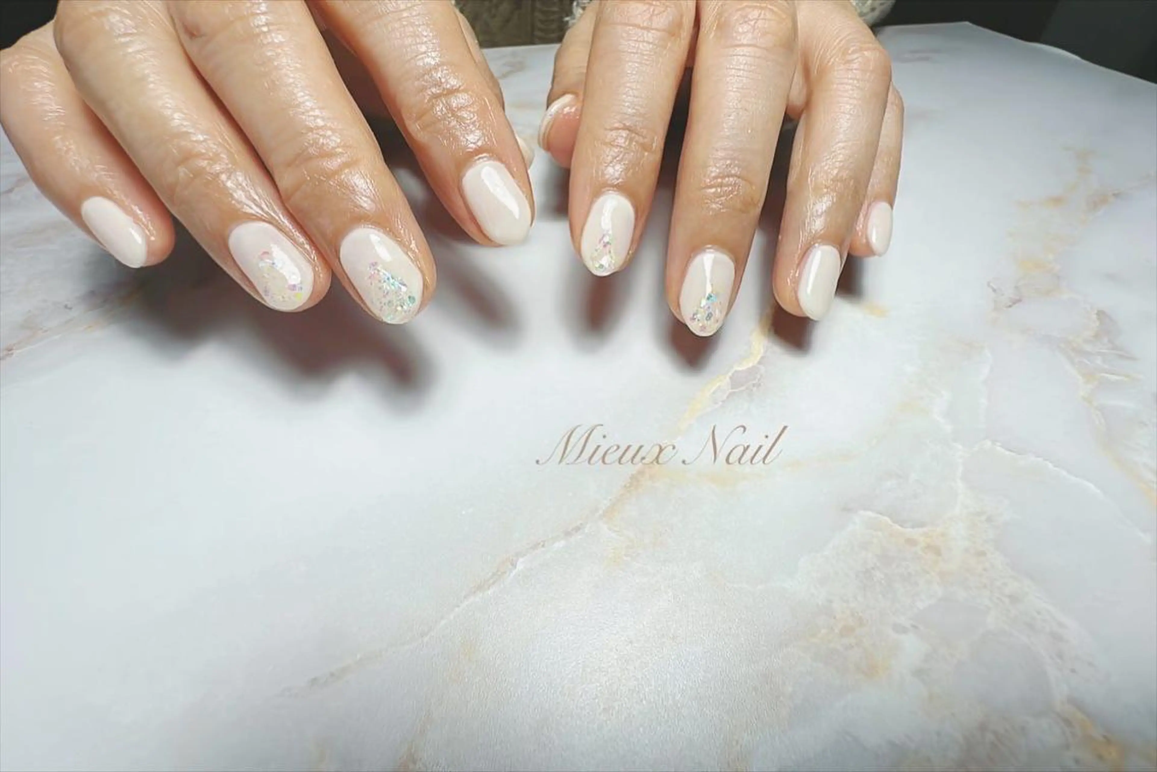 ネイル ブルー ニュアンスネイル ワンカラーネイル シンプルネイル ホワイト ハンドネイル 市川 麻衣子のネイルデザイン