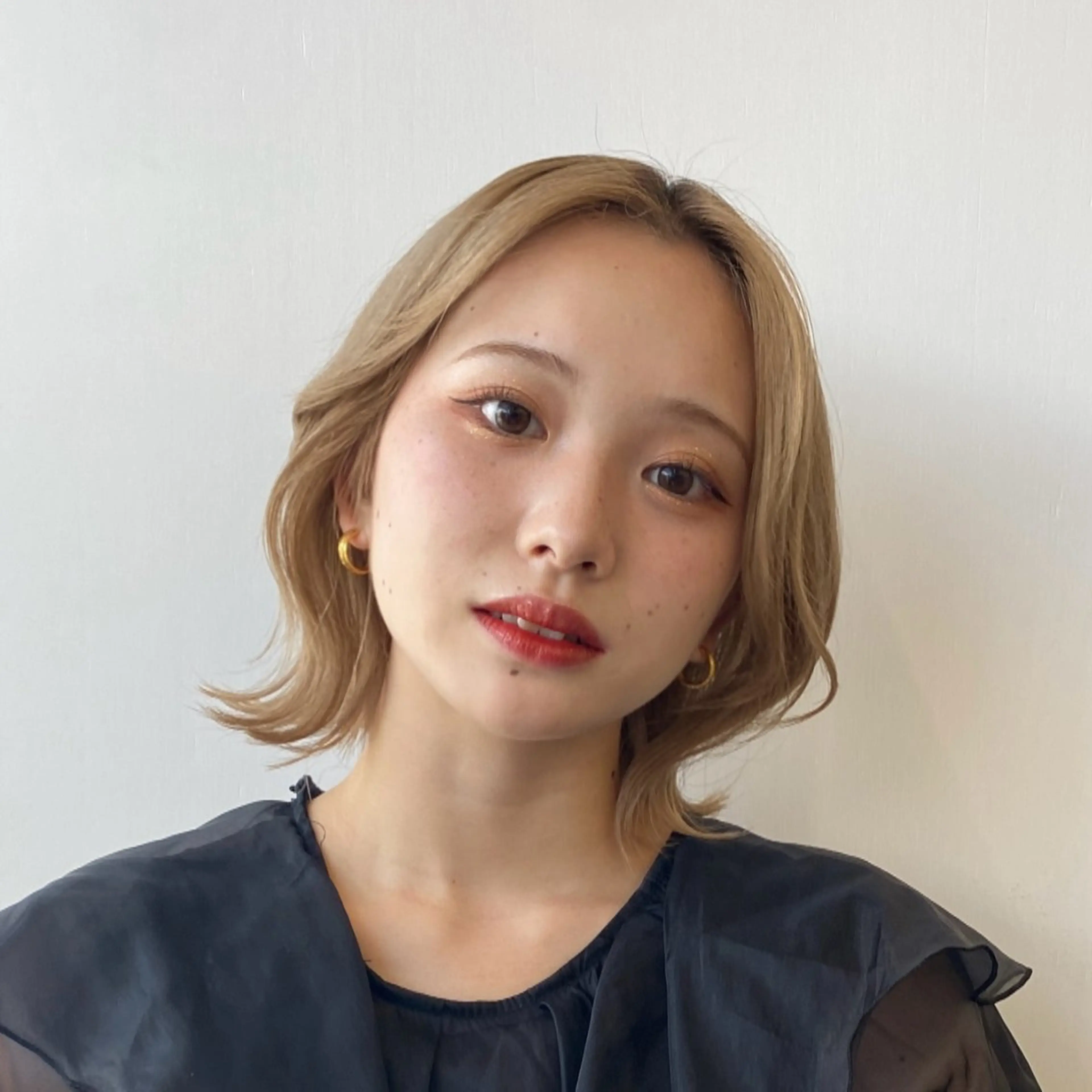 ショート カラー レイヤー/ボブ/透明 感カラー/佐藤奈由のヘアスタイル