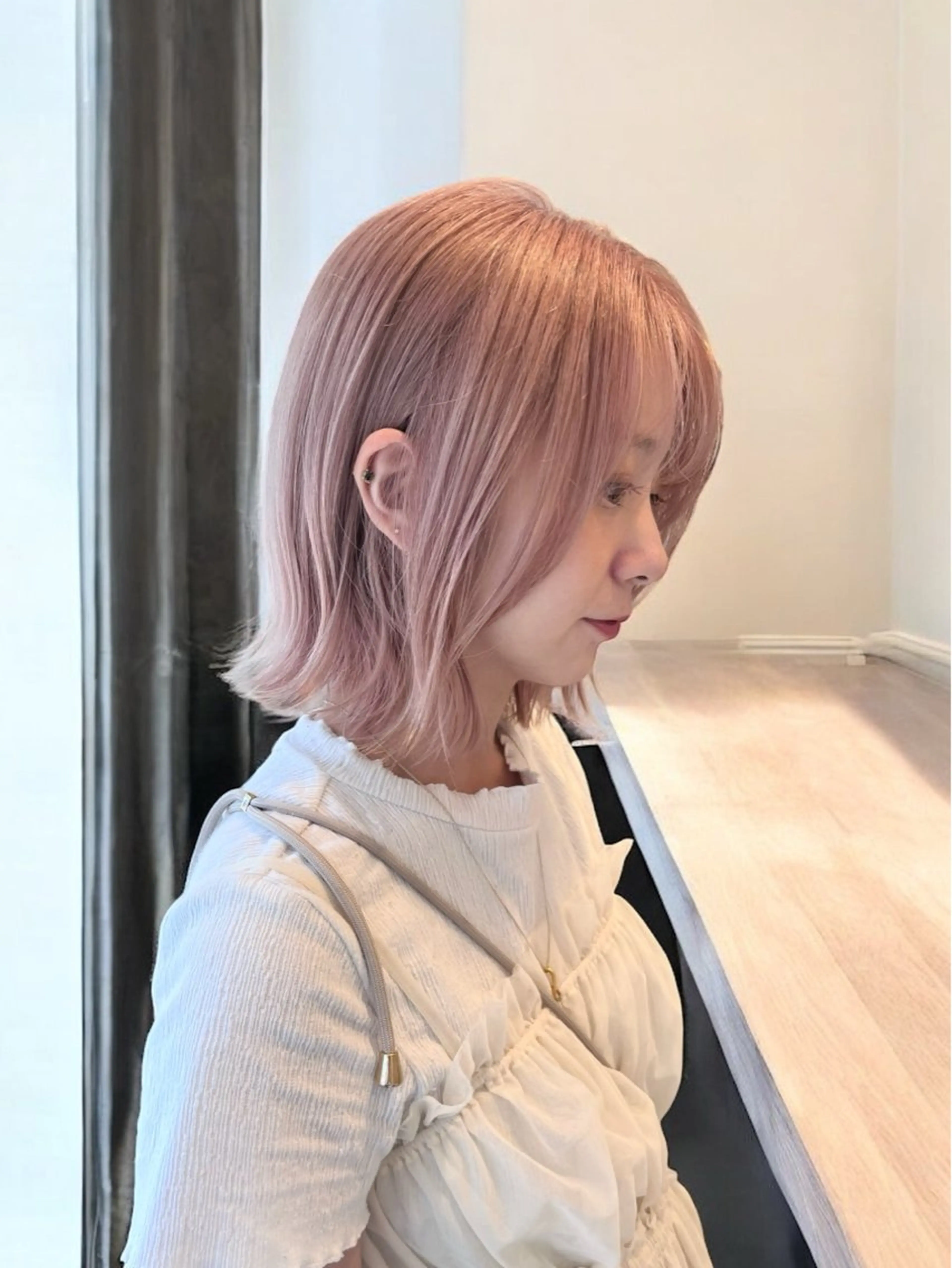 ショート カラー ブリーチ ピンクカラー ホワイトピンク カット ヘアカラー トリートメント レイヤー/ベージュ カラー/ハシモトのヘアスタイル