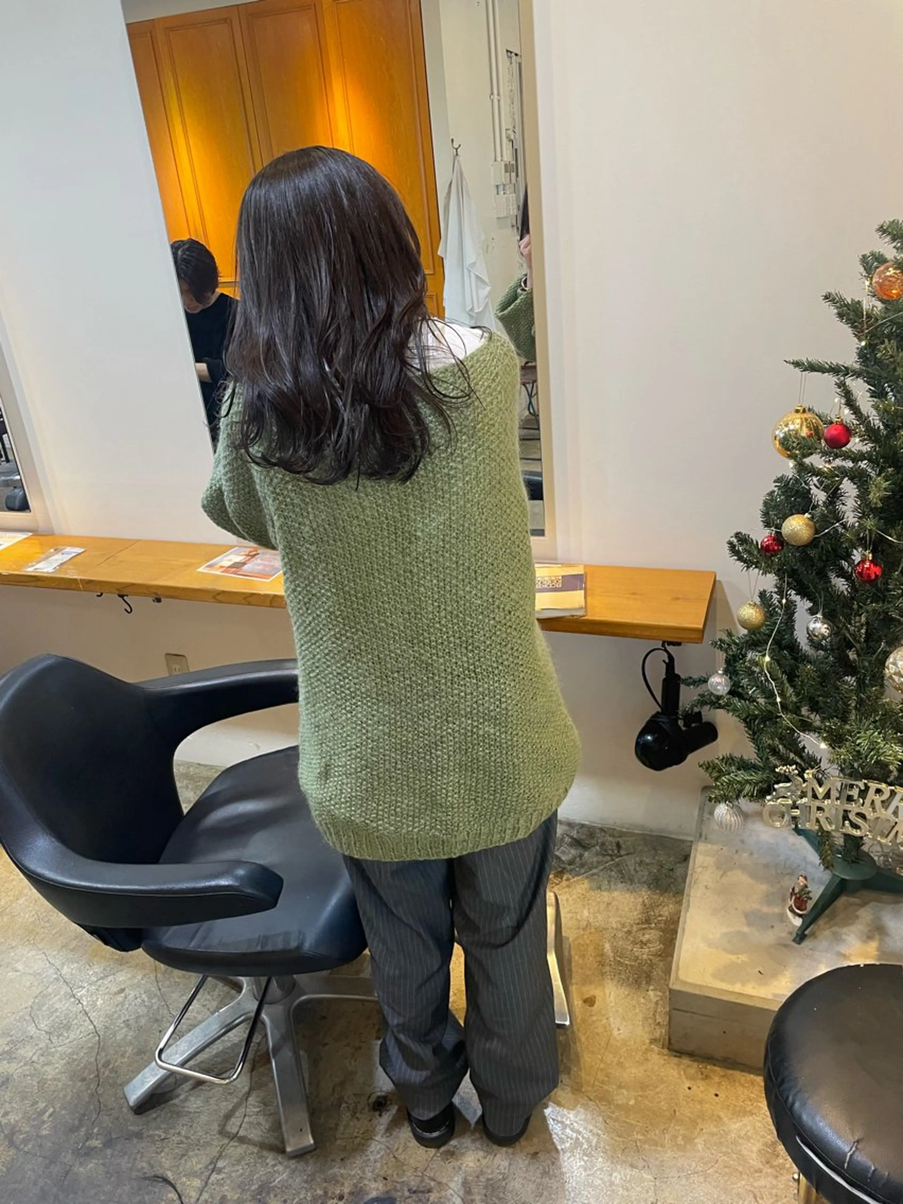 セミロング カラー グレージュ オリーブグレージュ オリーブグレー MIOベージュカラー 柔らかいカラーのヘアスタイル