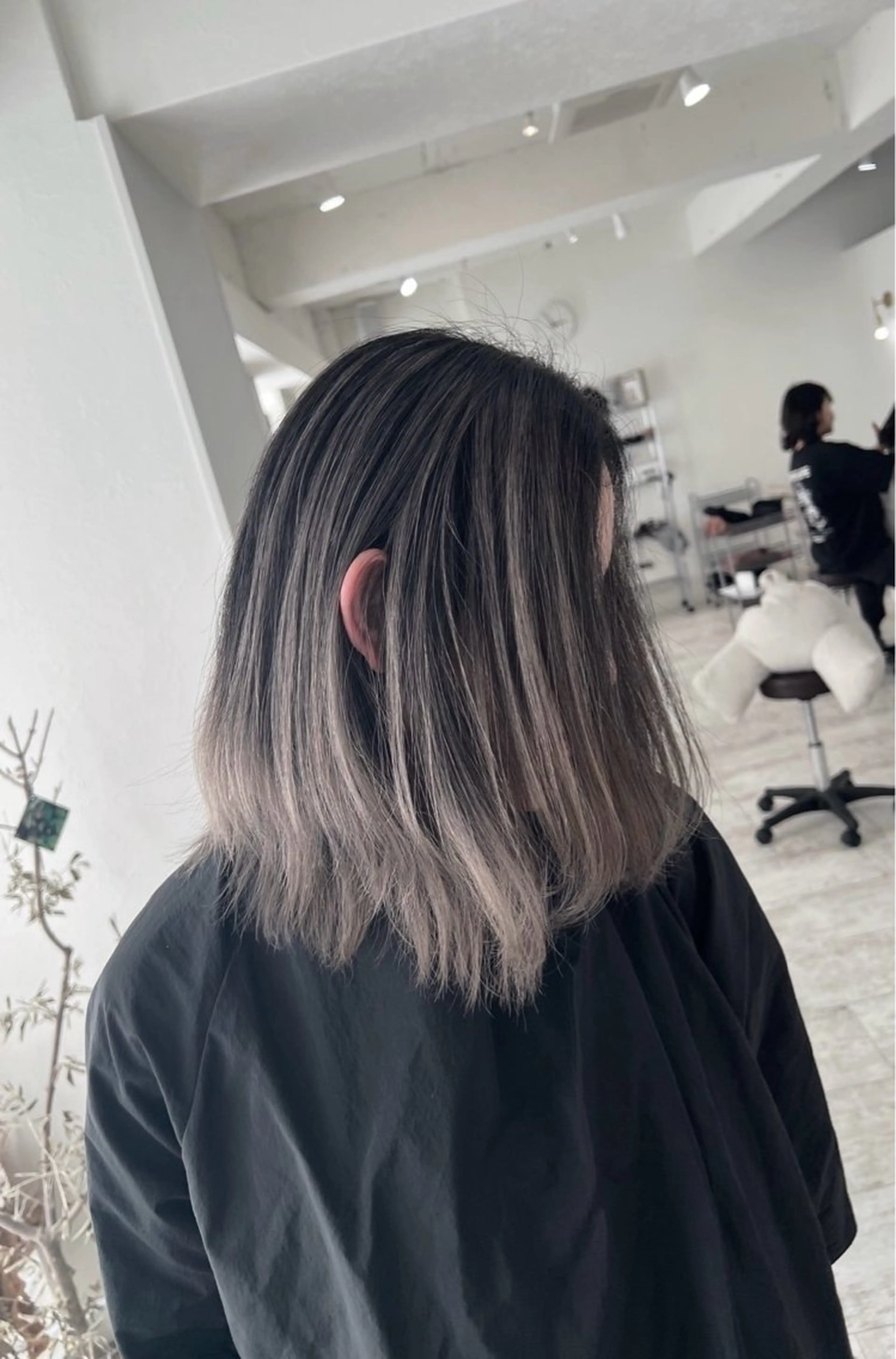 ミディアム カラー バレイヤージュ シルバー ホワイトシルバー レイヤーカット カット ヘアカラー トリートメント ROBIN所属・指名数No.1 /NAOYAのヘアスタイル