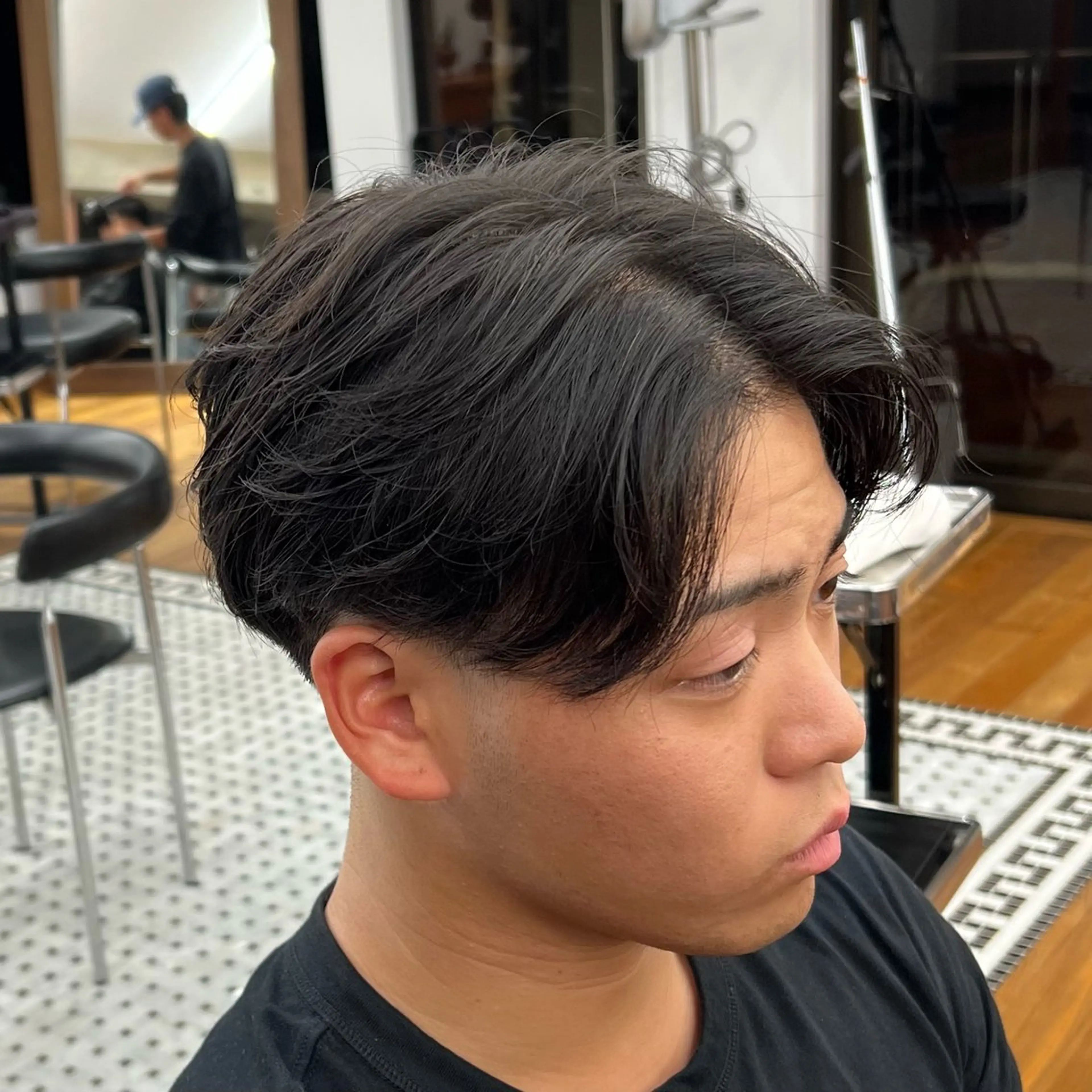 ショート メンズ センターパート フェードカット 刈り上げ カット メンズカット✂️ スキンフェード伊藤陸のヘアスタイル