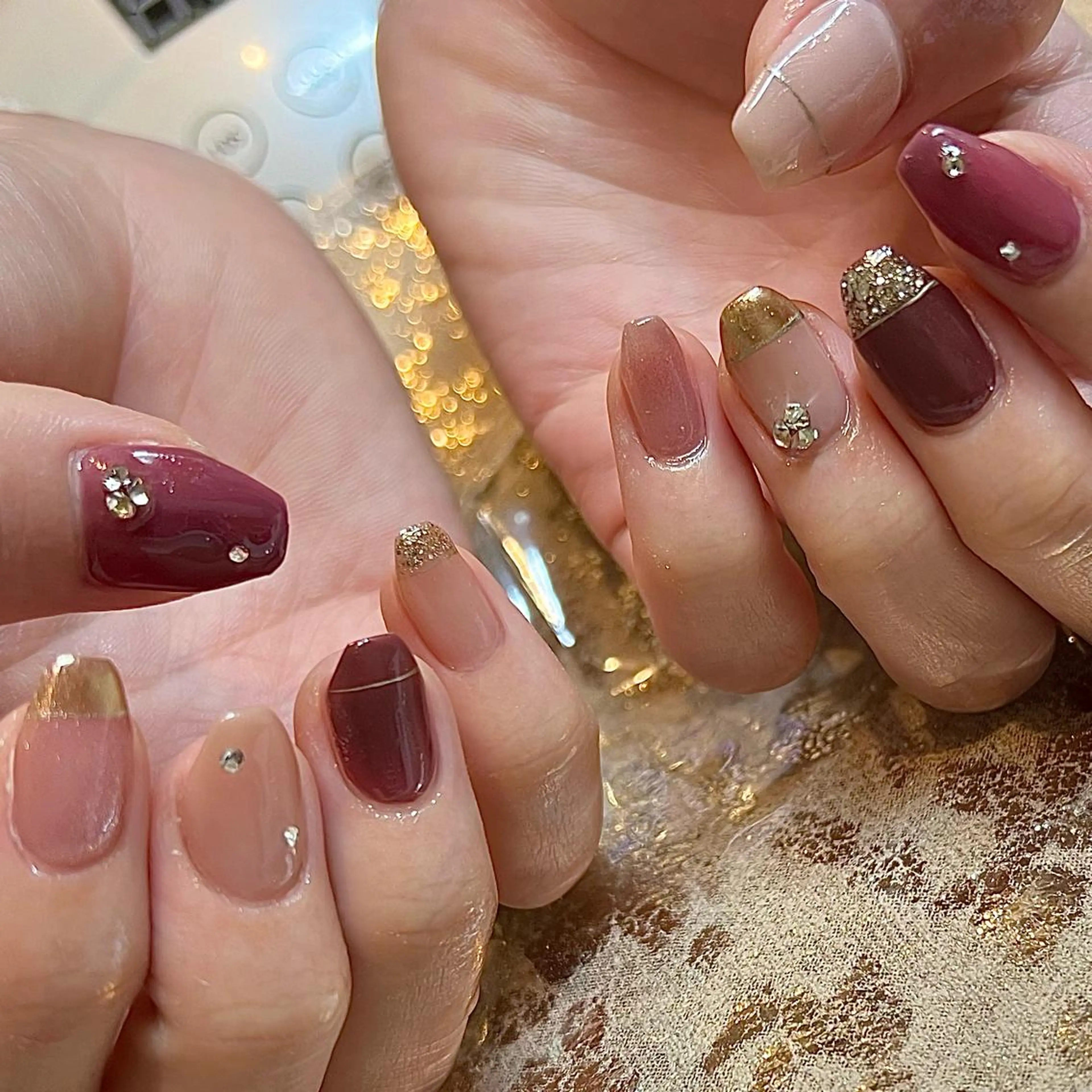 ミディアム ネイル キラキラネイル ハンドネイル H🌺 NAILのネイルデザイン