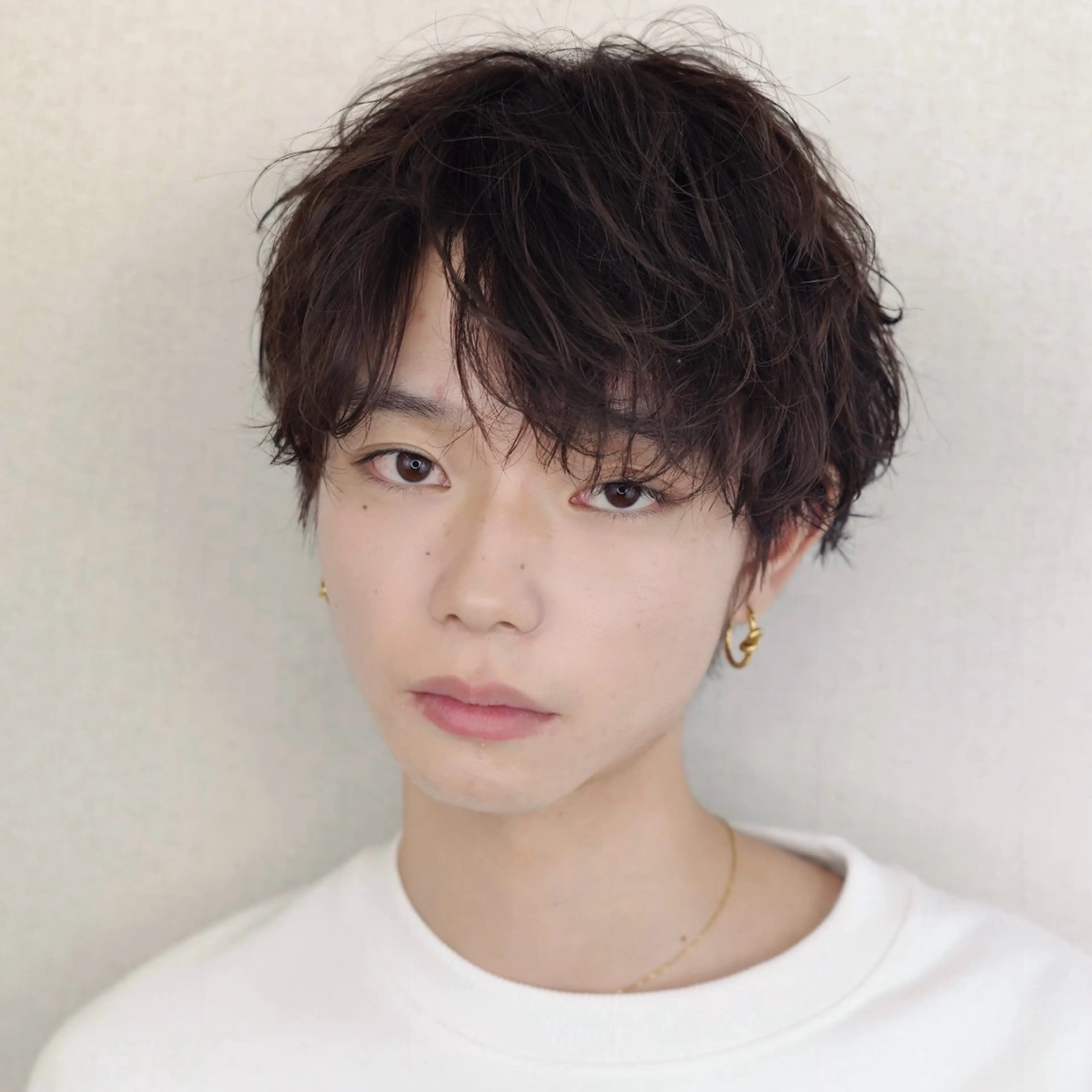 メンズ センターパート コンマヘア メンズデザインカット ダウンパーマ フェザーパーマ カット ヘアカラー トリートメント ヘアセット 表参道フェザーパーマ ニュアンスパーマのヘアスタイル