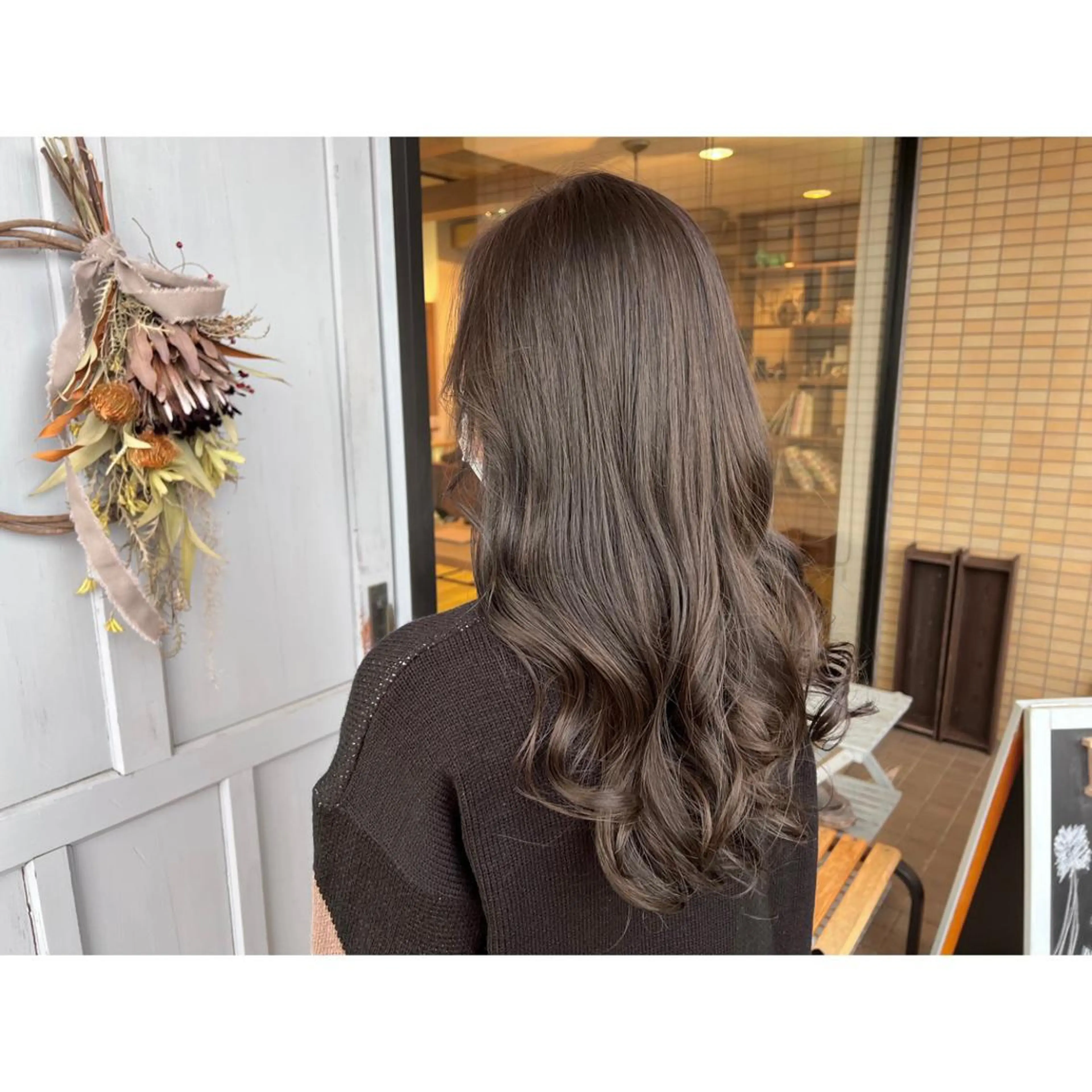 ロング カラー ベージュカラー シアーベージュ ヘアカラー トリートメント ツキダテ ユイのヘアスタイル