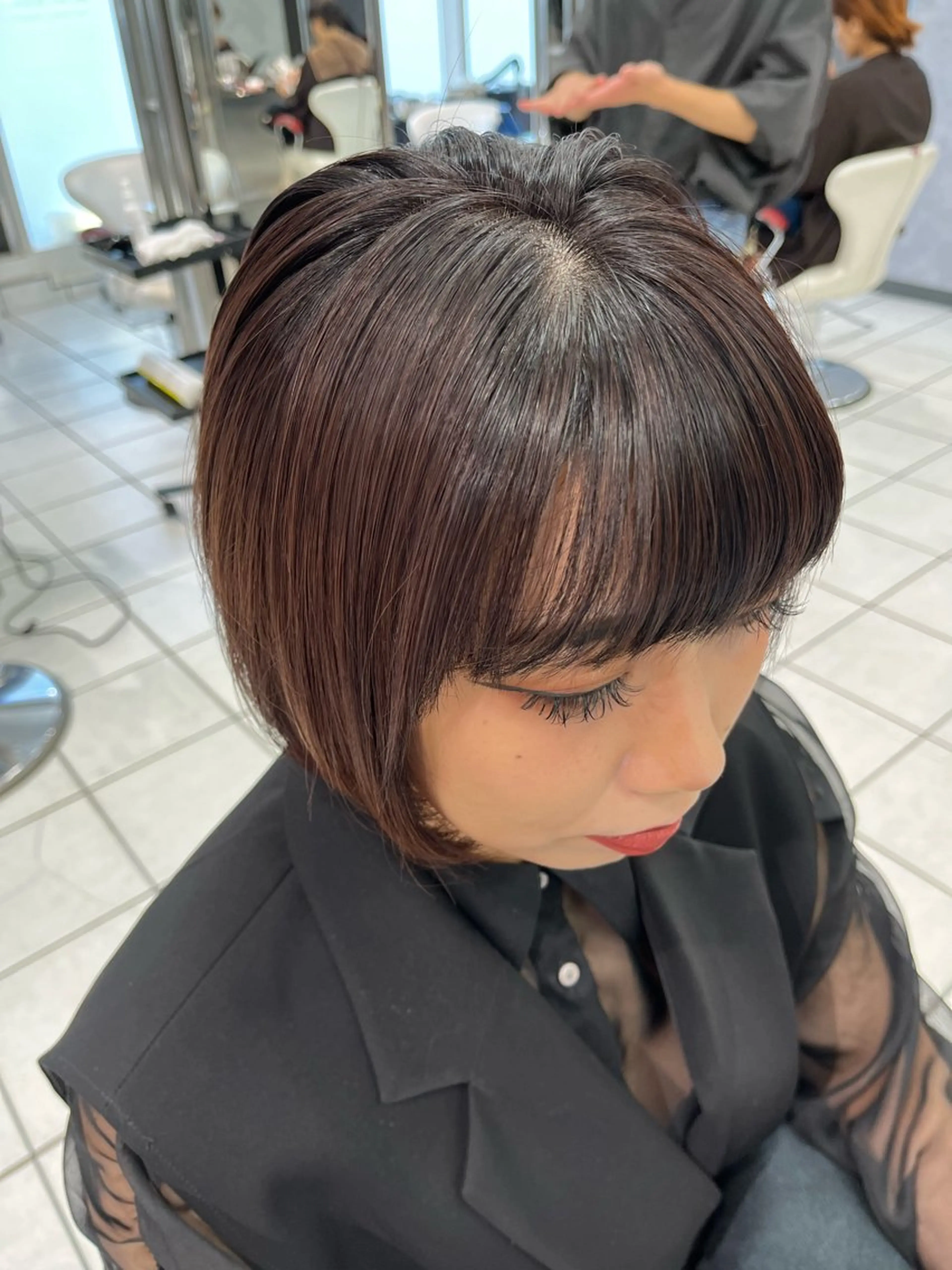 ショート カラー ブリーチ ボルドーカラー レッドカラー アートディレクター 尾内 友美のヘアスタイル