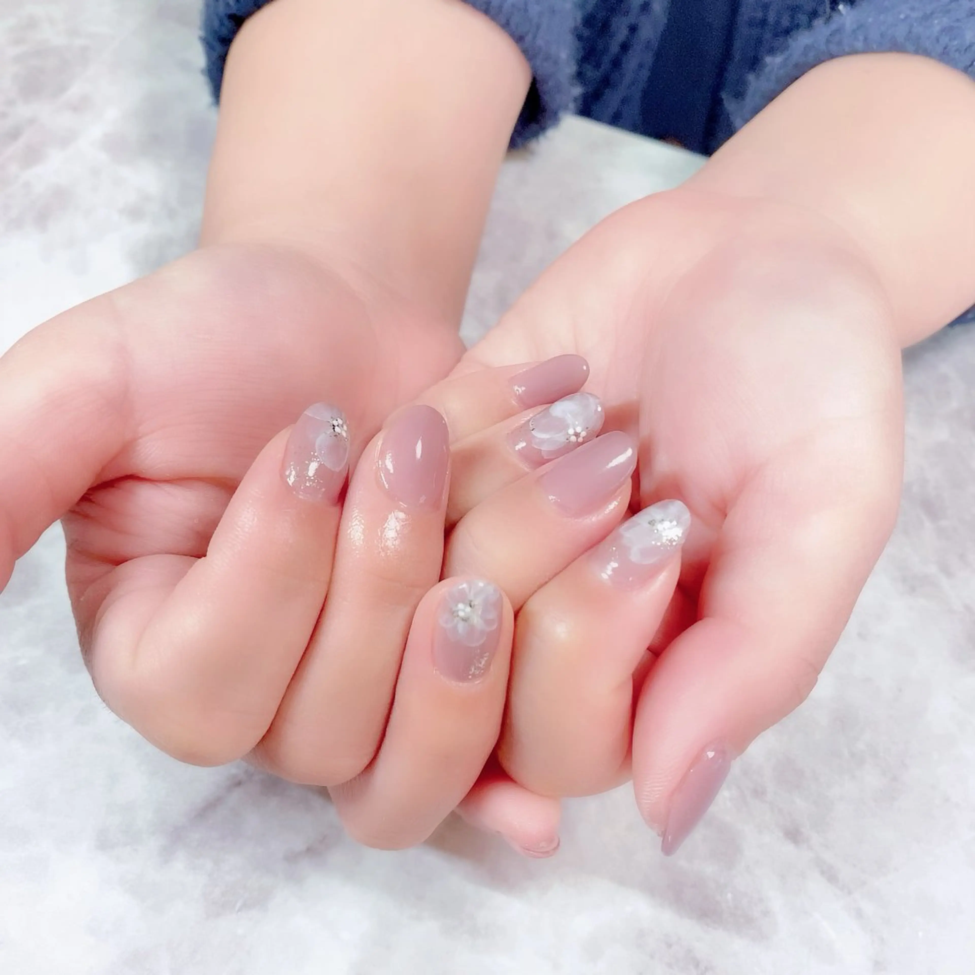 ネイル フラワーネイル ラメ(グリッター) オフィスネイル パープル ホワイト マジョリカ ブルーのネイルデザイン