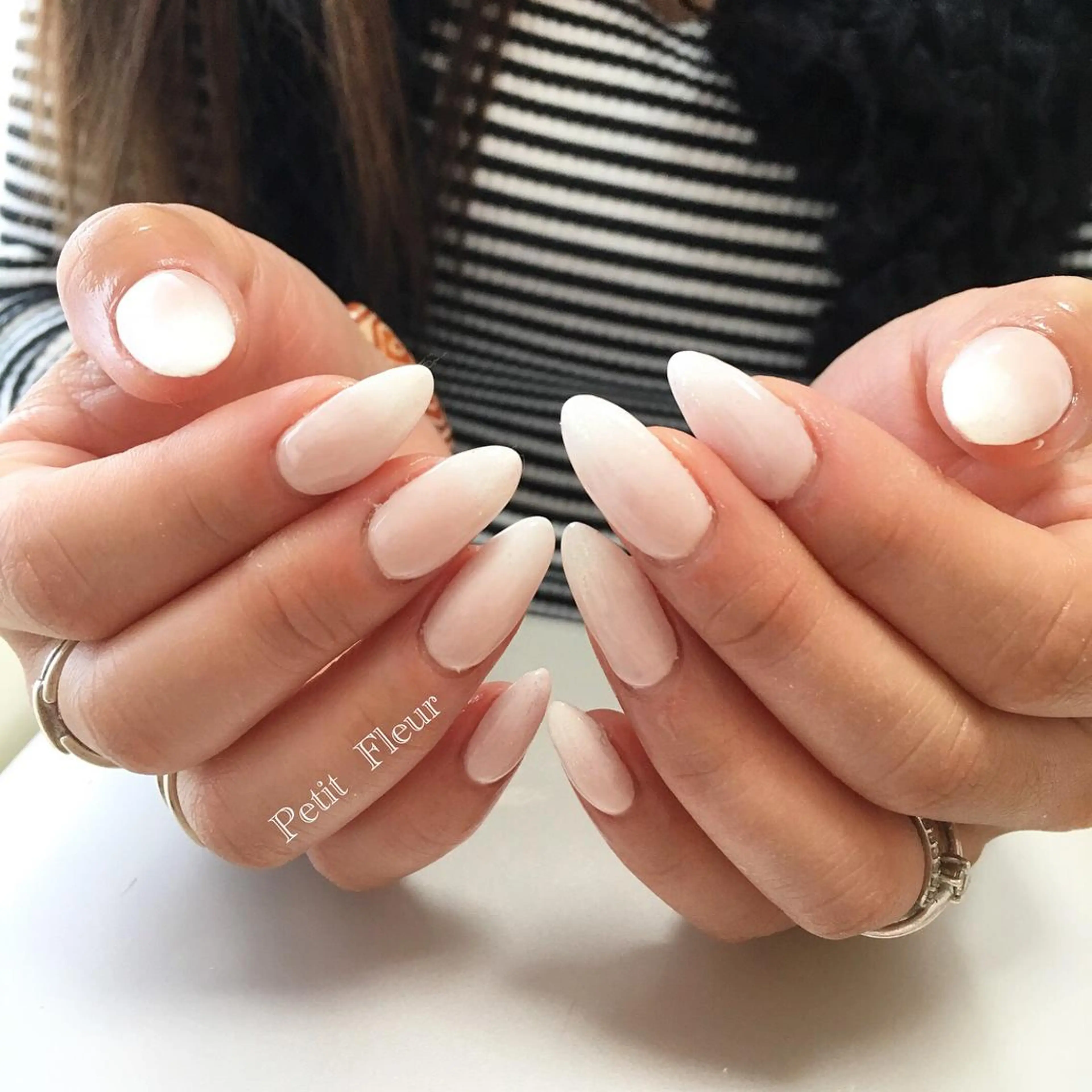 ネイル グラデーション ラメ(グリッター) ホワイト Petit Fleur所属・青柳 亜梨奈のマツエク・マツパデザイン