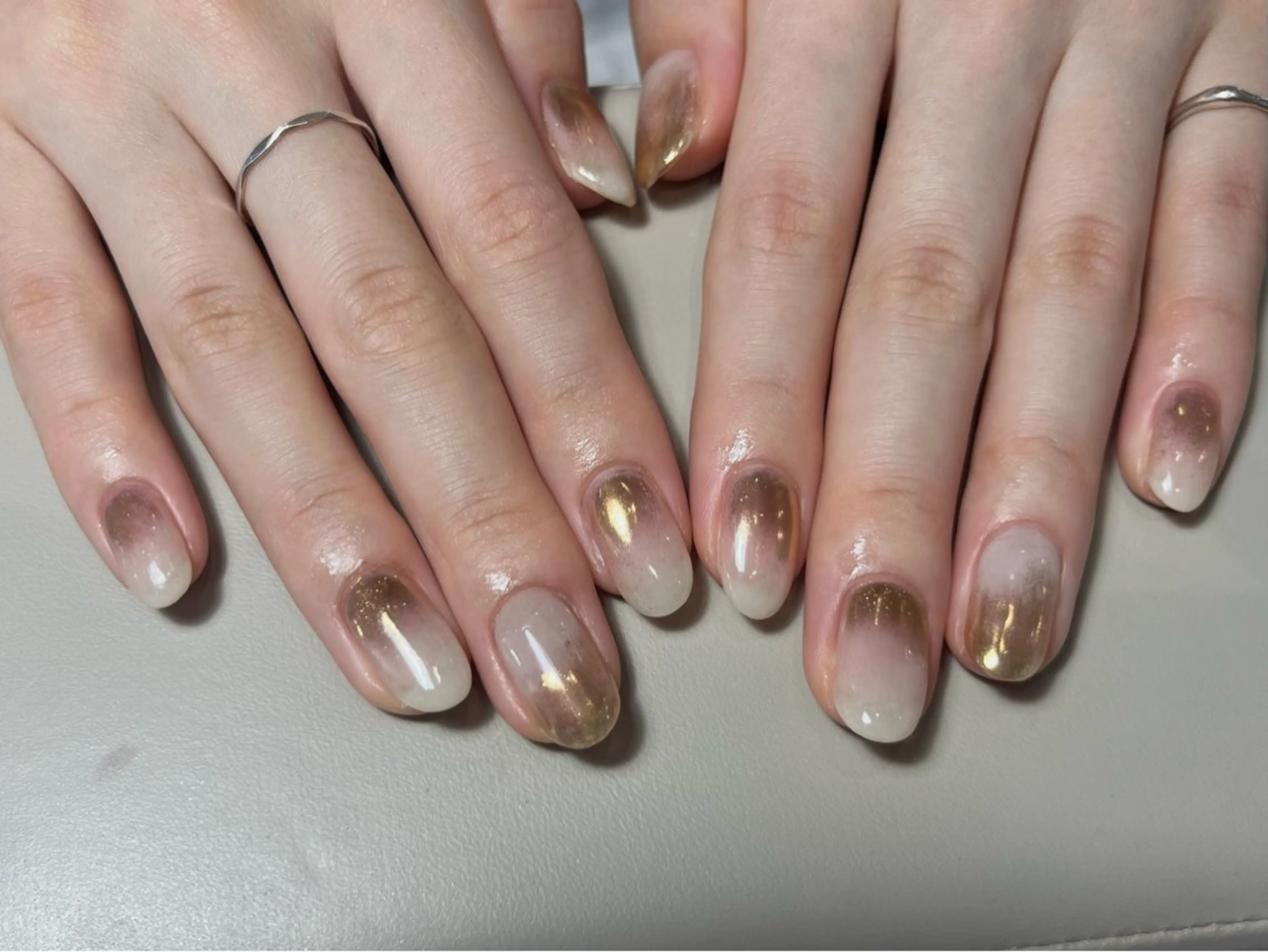 ネイル ゴールド ホワイト Yarm As Etelのネイルデザイン