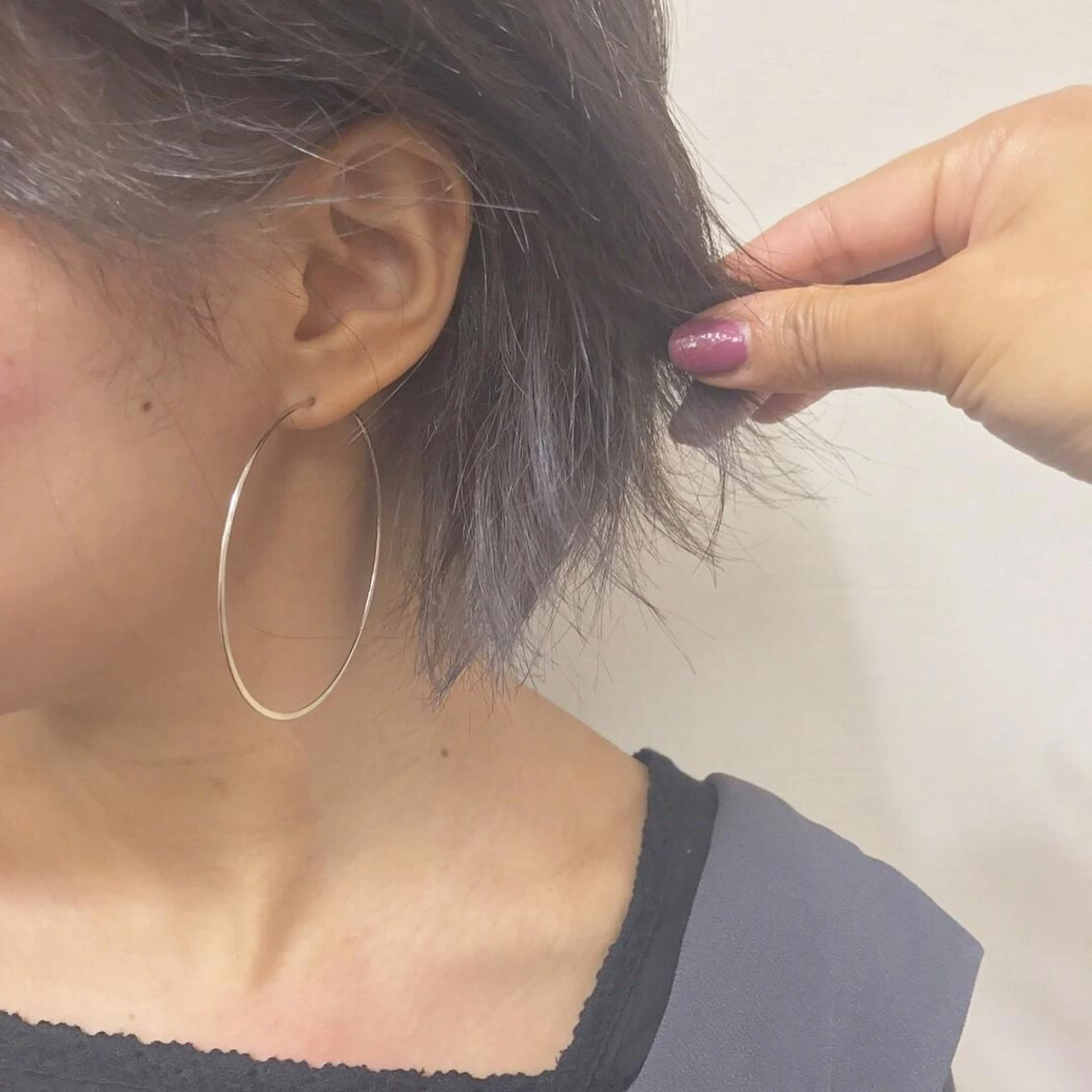 ショート カラー パーマ 前下がりボブ アッシュ ベージュカラー 黒髪 ブルーカラー ヘアカラー 三橋 和希のヘアスタイル