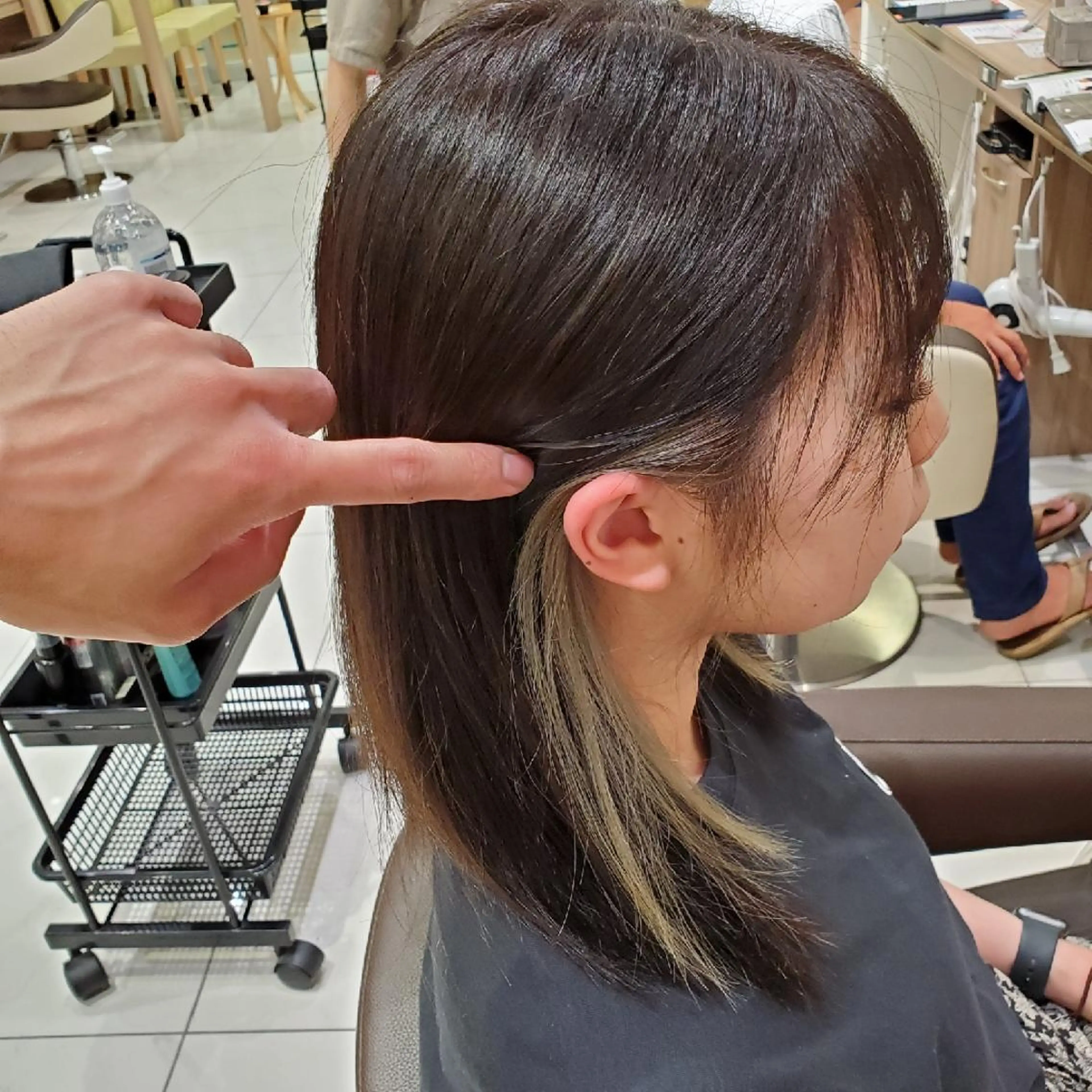 ミディアム カラー ベージュカラー ブリーチ イヤリングカラー グレージュ イルミナカラー 中村 和貴のヘアスタイル