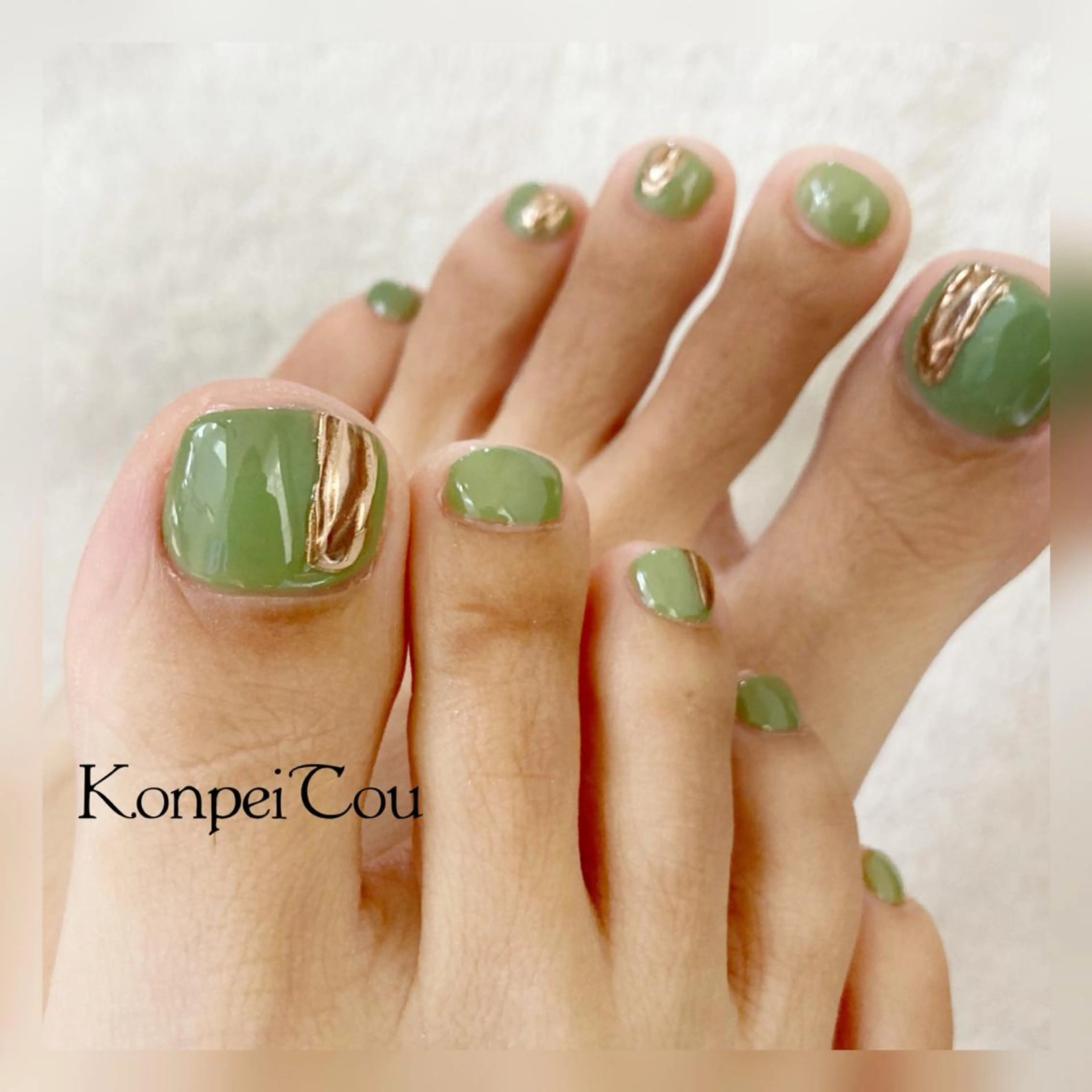 ネイル フットネイル ジェルネイル グリーン ミラーネイル ワンカラーネイル フットネイル おうちのネイルサロン　konpeiTou〜こんぺいとう〜所属・おうちのネイルサロン KonpeiTouのネイルデザイン