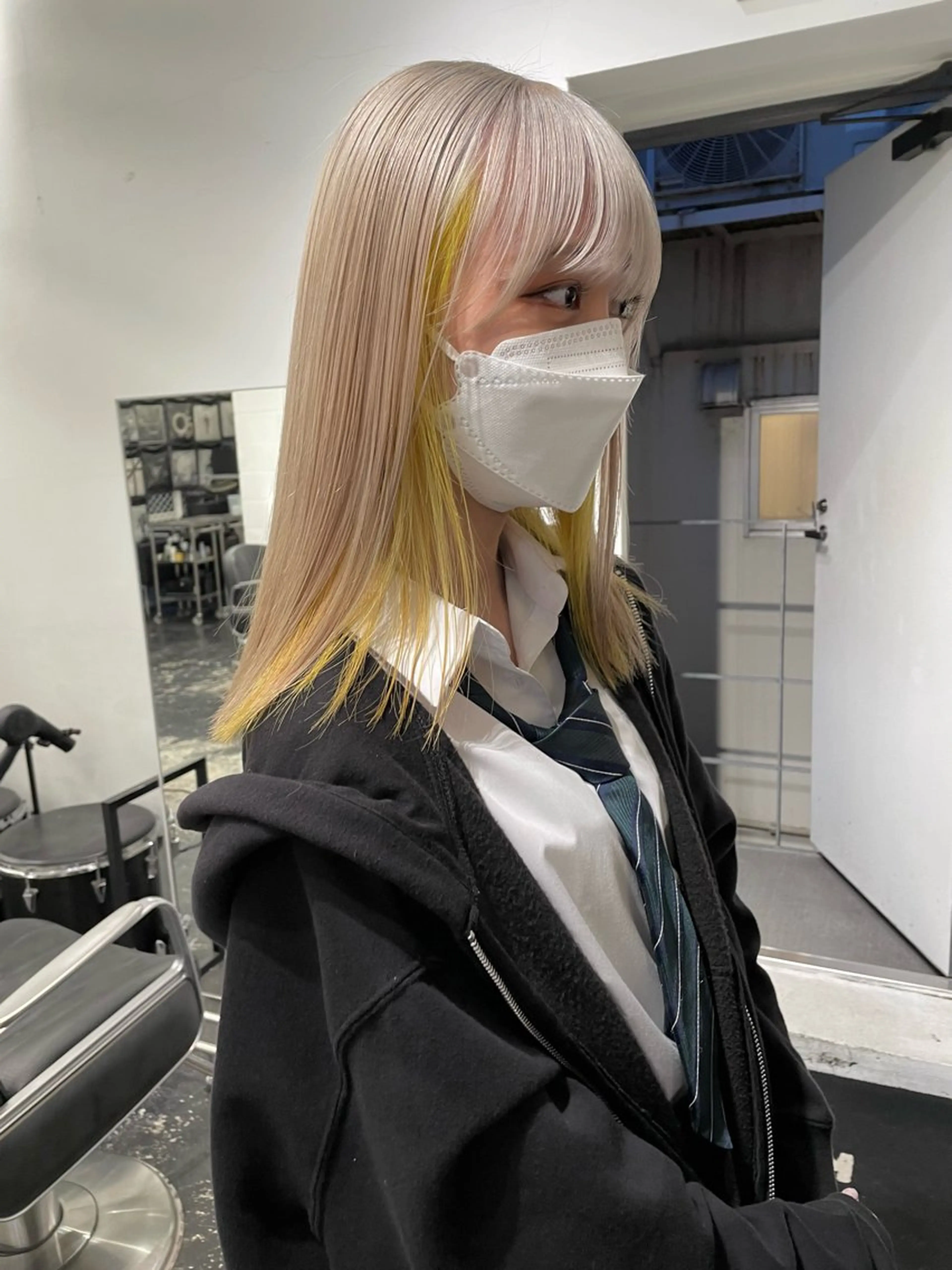 セミロング カラー ヘアアレンジ ブリーチ ブロンド デザインカラー インナーカラー イエローカラー カット ヘアカラー トリートメント 艶ハイトーン/ヘア アレンジAYAKAのヘアスタイル