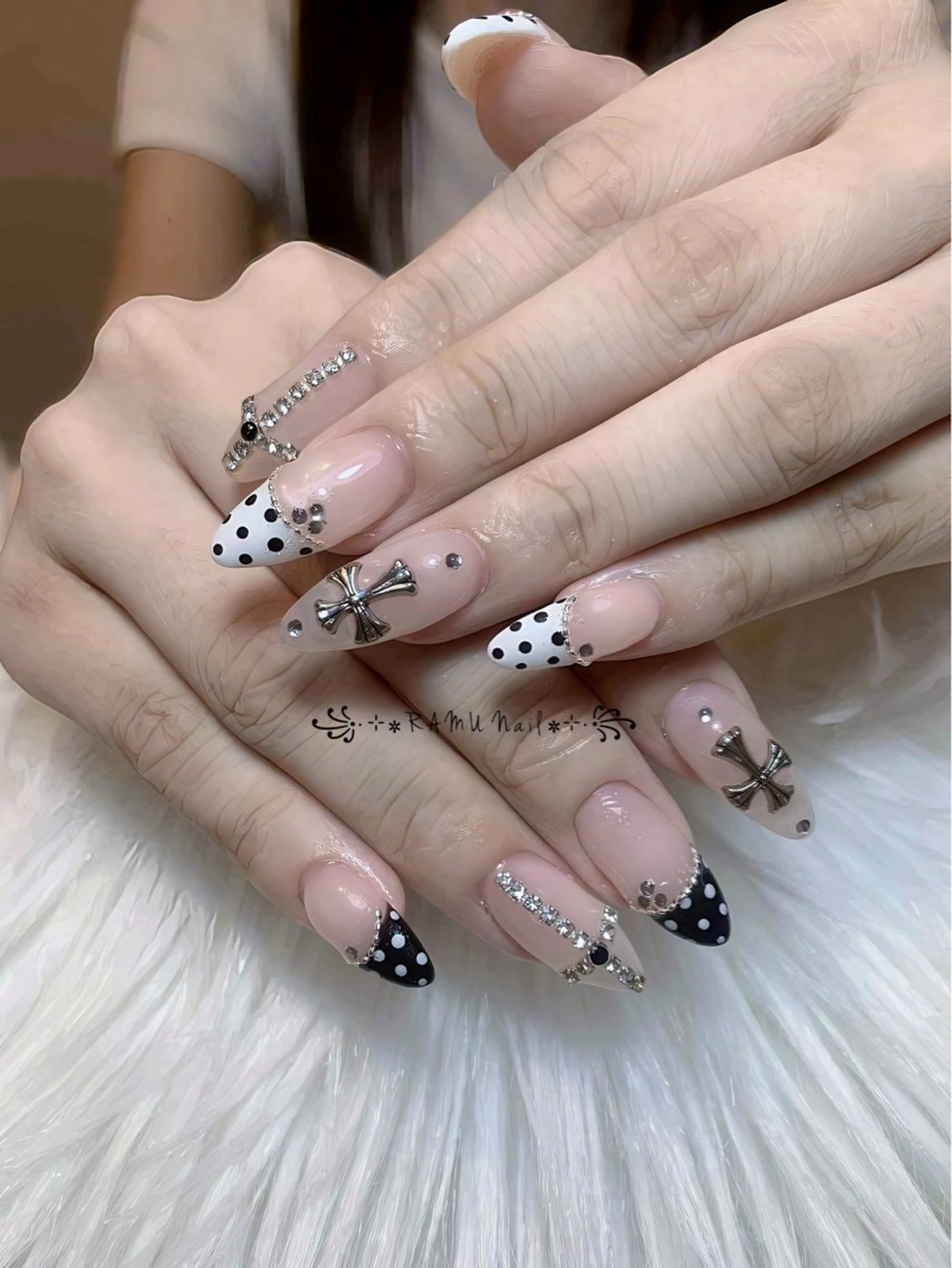 ネイル チークネイル フレンチネイル グラデーション キラキラネイル 韓国ネイル ハンドネイル RAMU_Nail 池袋店のネイルデザイン