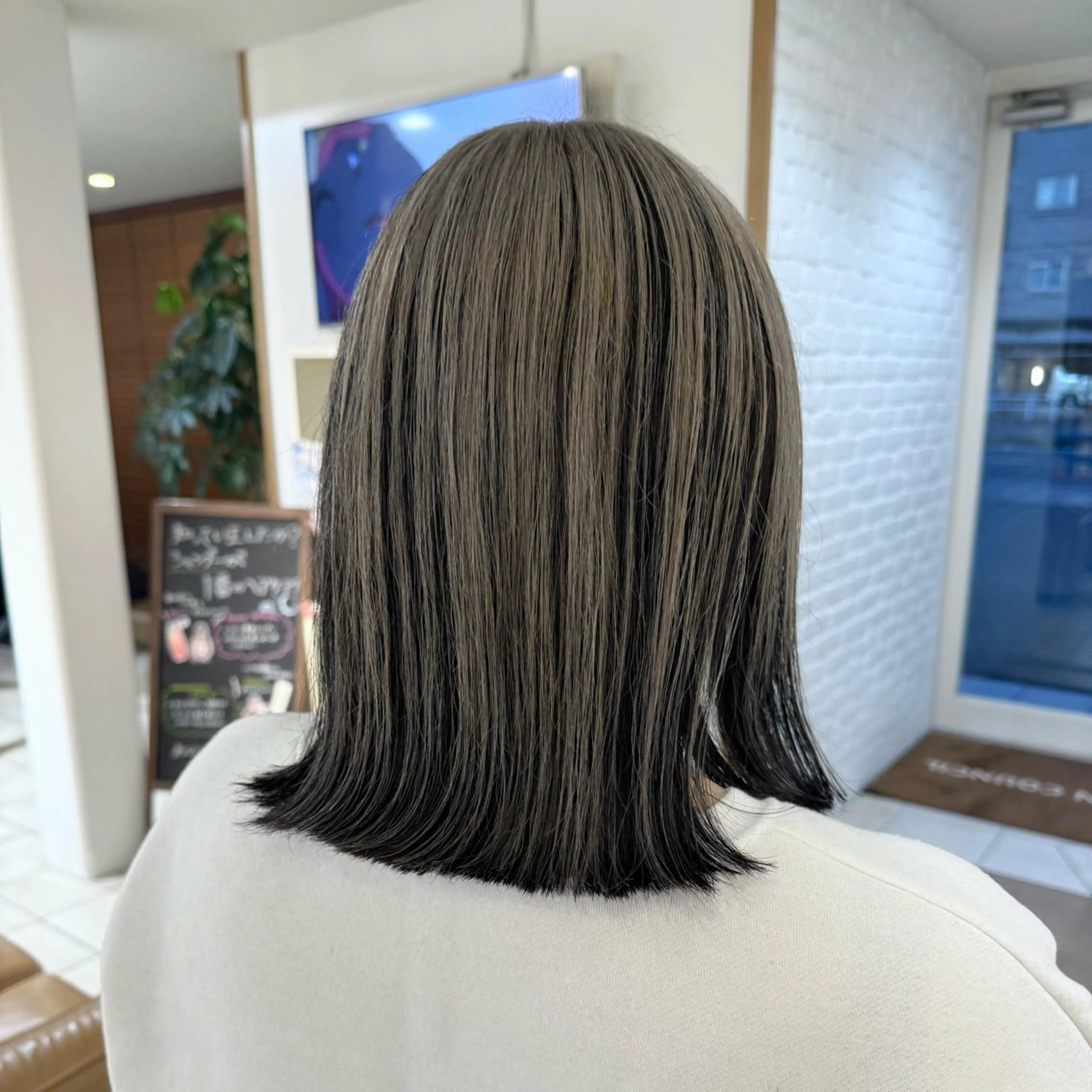 セミロング カラー 🌟デザインカラー 🌟コノミ🌟のヘアスタイル