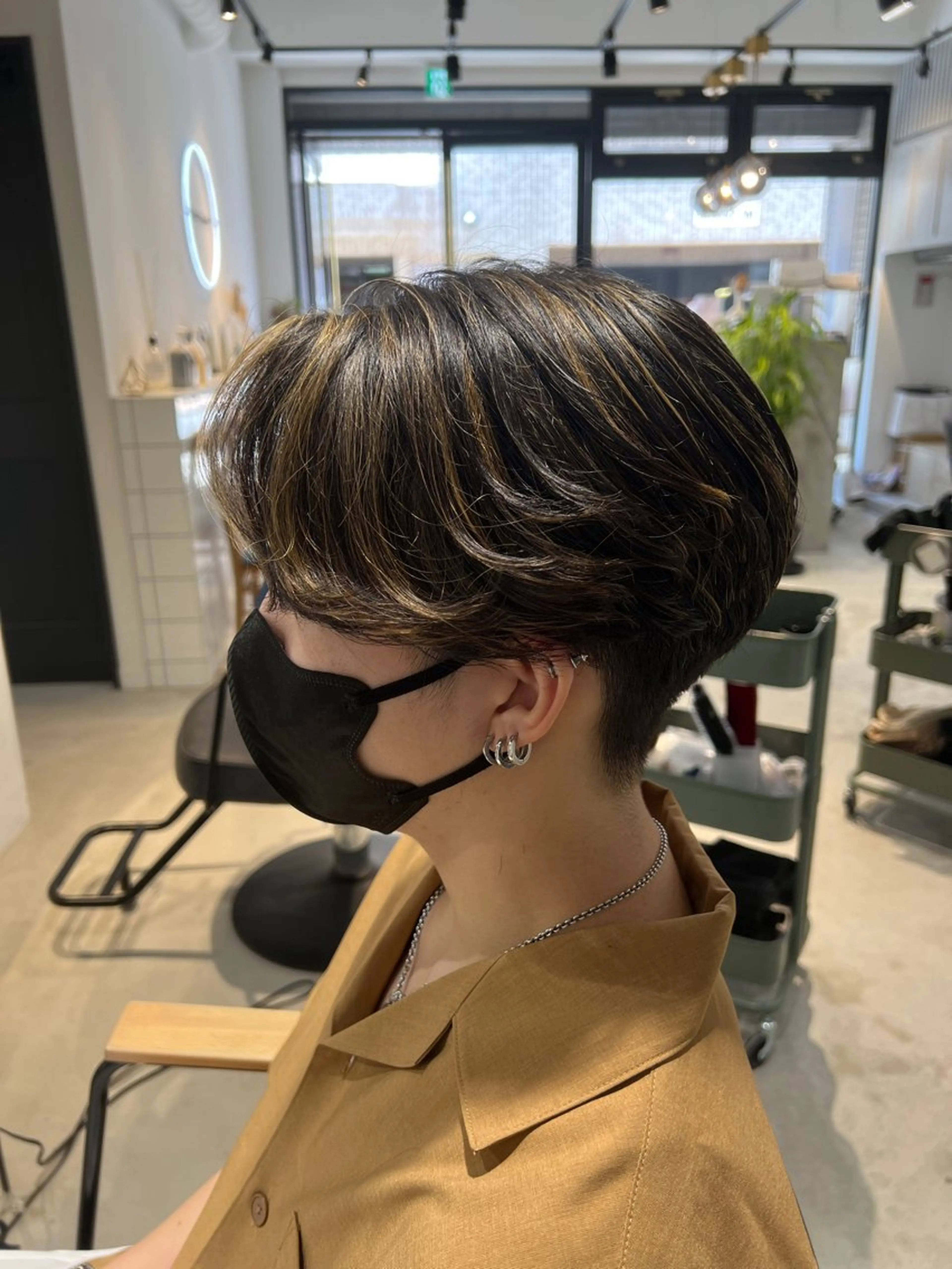 ミディアム カラー パーマ メンズ ミディアムパーマ センターパート メンズハイライト メンズパーマ ハイライトカラー カット ヘアカラー メンズカットパーマ ✂️ JOYAのヘアスタイル