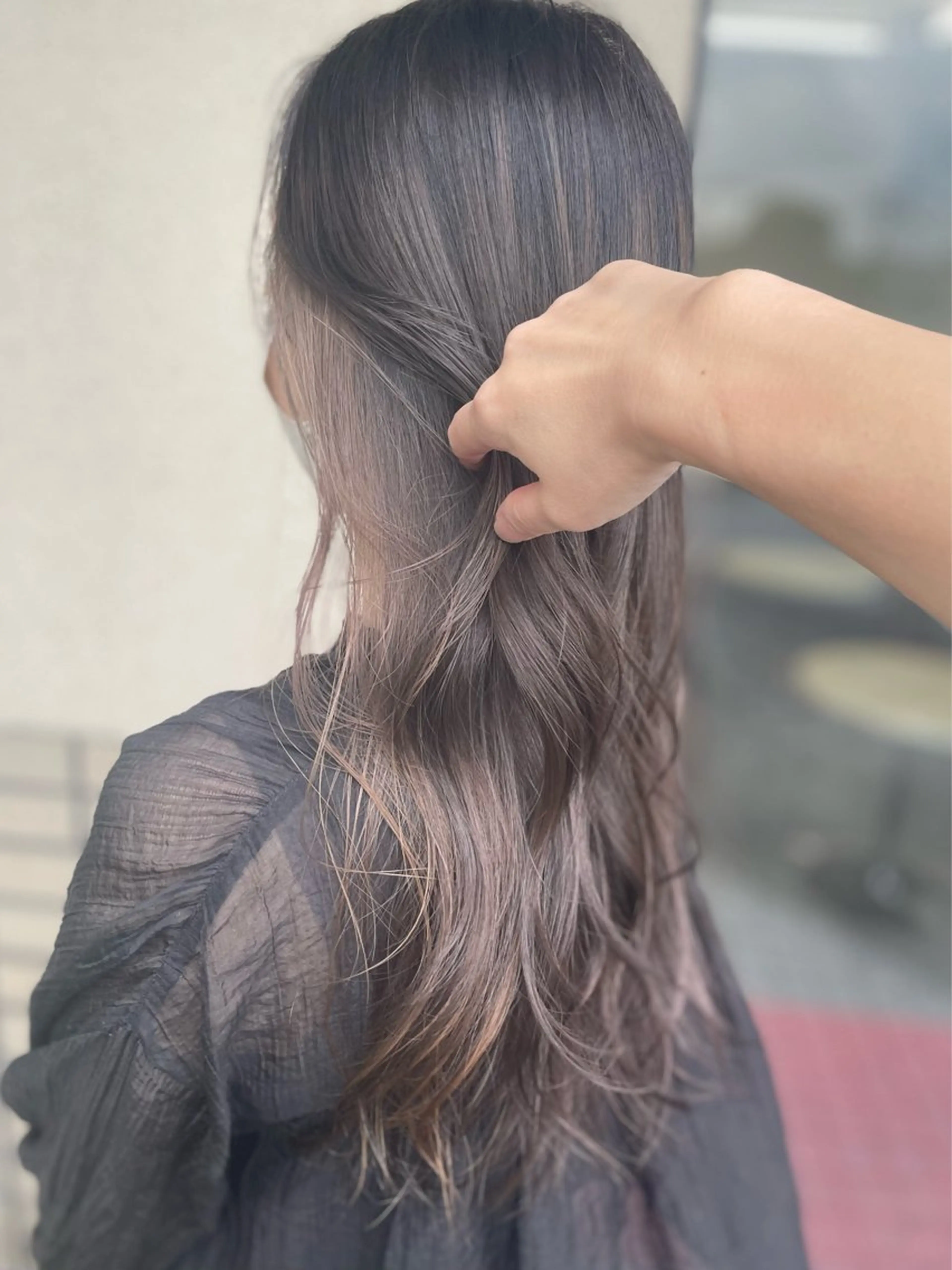 ロング カラー アッシュ イヤリングカラー グレージュ ミルクティーグレージュ ヘアカラー トリートメント 沢田 瞳のヘアスタイル