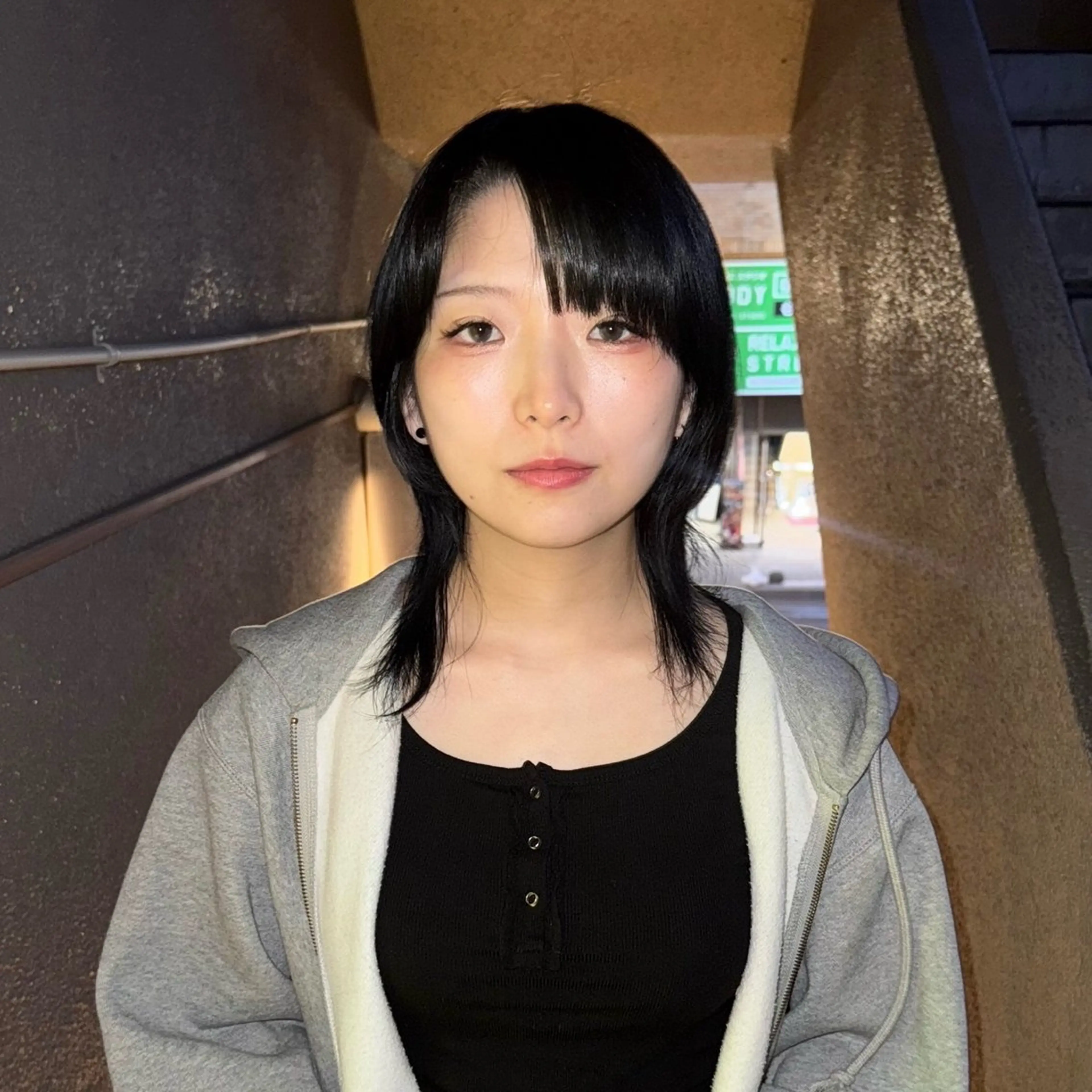 カラー 黒髪 ブリーチ ブルーカラー ブルーブラック ヘアカラー トリートメント 澁谷 咲映のヘアスタイル