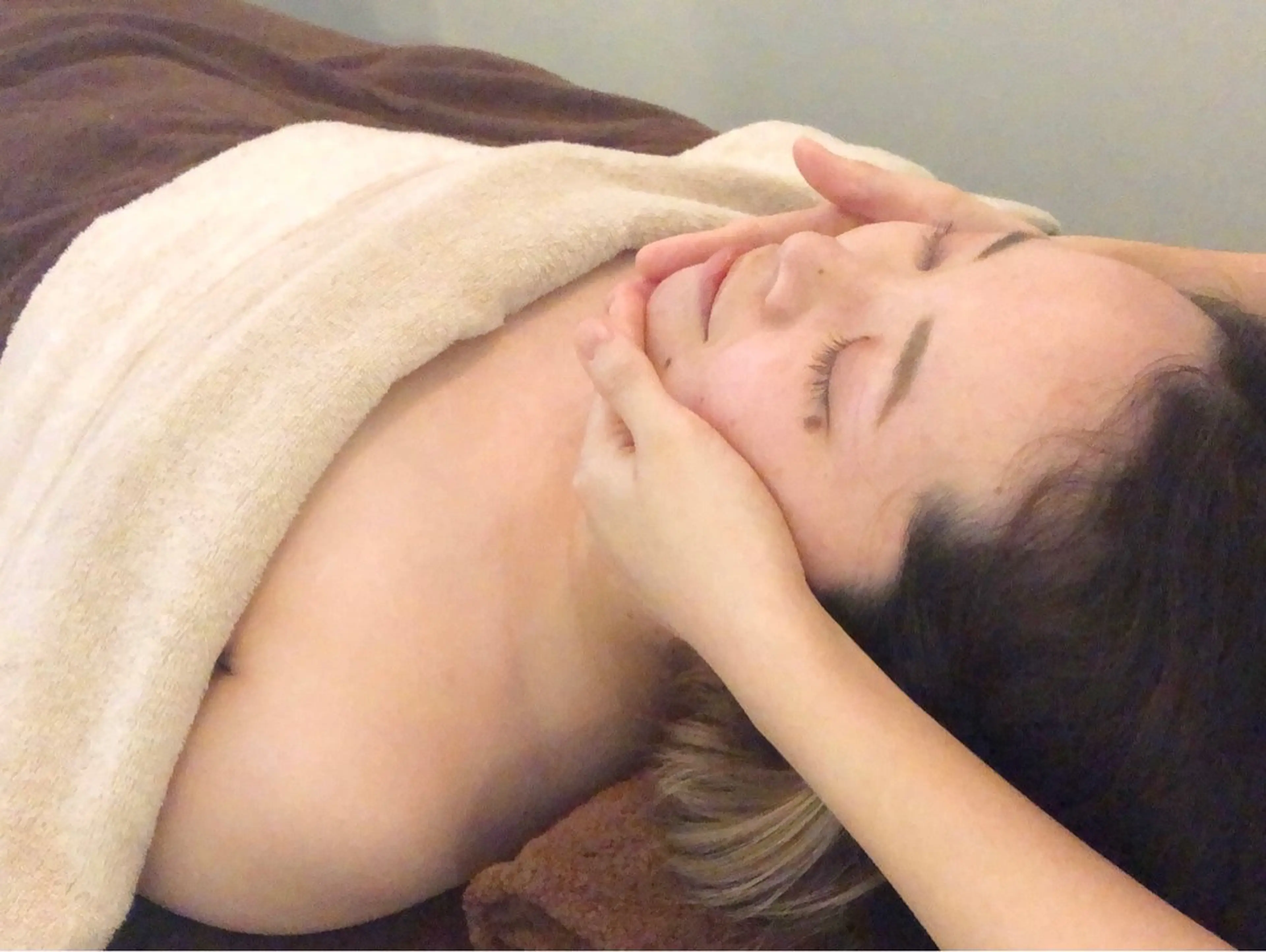 【ヘッド/デコルテ付き】炭酸パック付き🫧小顔コルギ60分🌷施術後アンケート記入してくださる方限定🌷の写真