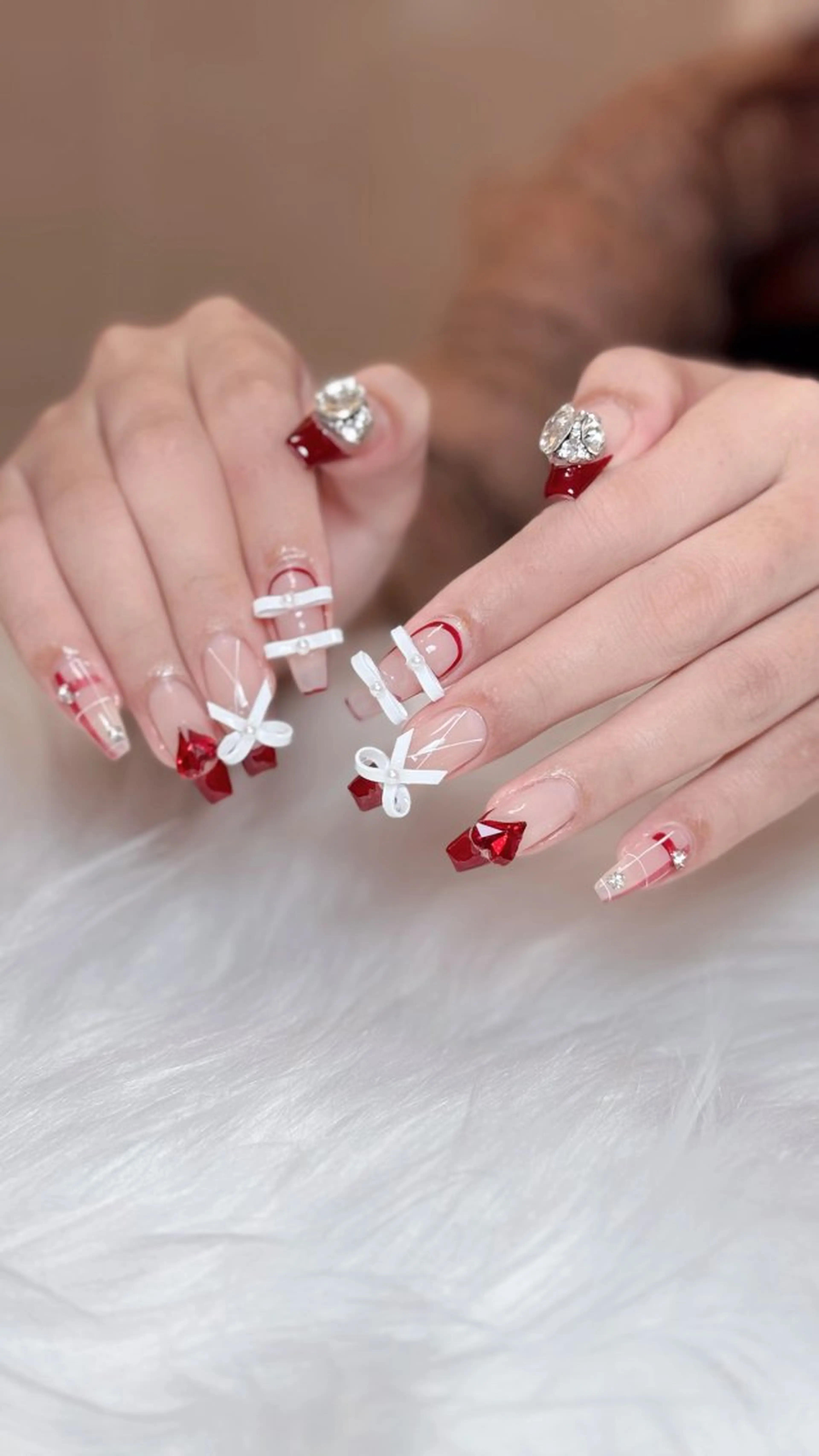 ネイル フレンチネイル 韓国ネイル 赤色 リボン ワンホンネイル nailsalon ChuColaのネイルデザイン