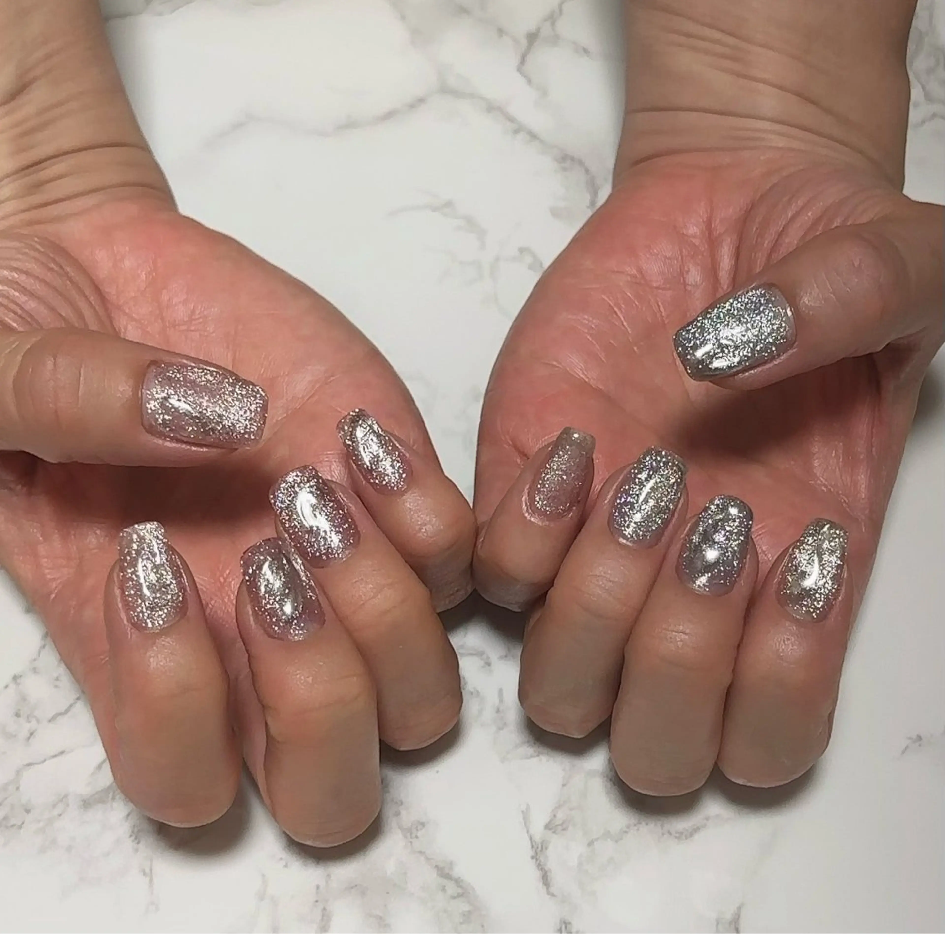 ネイル アートネイル ブルー グリーン キラキラネイル ラメ(グリッター) atelier chic+所属・atelier chic+のネイルデザイン