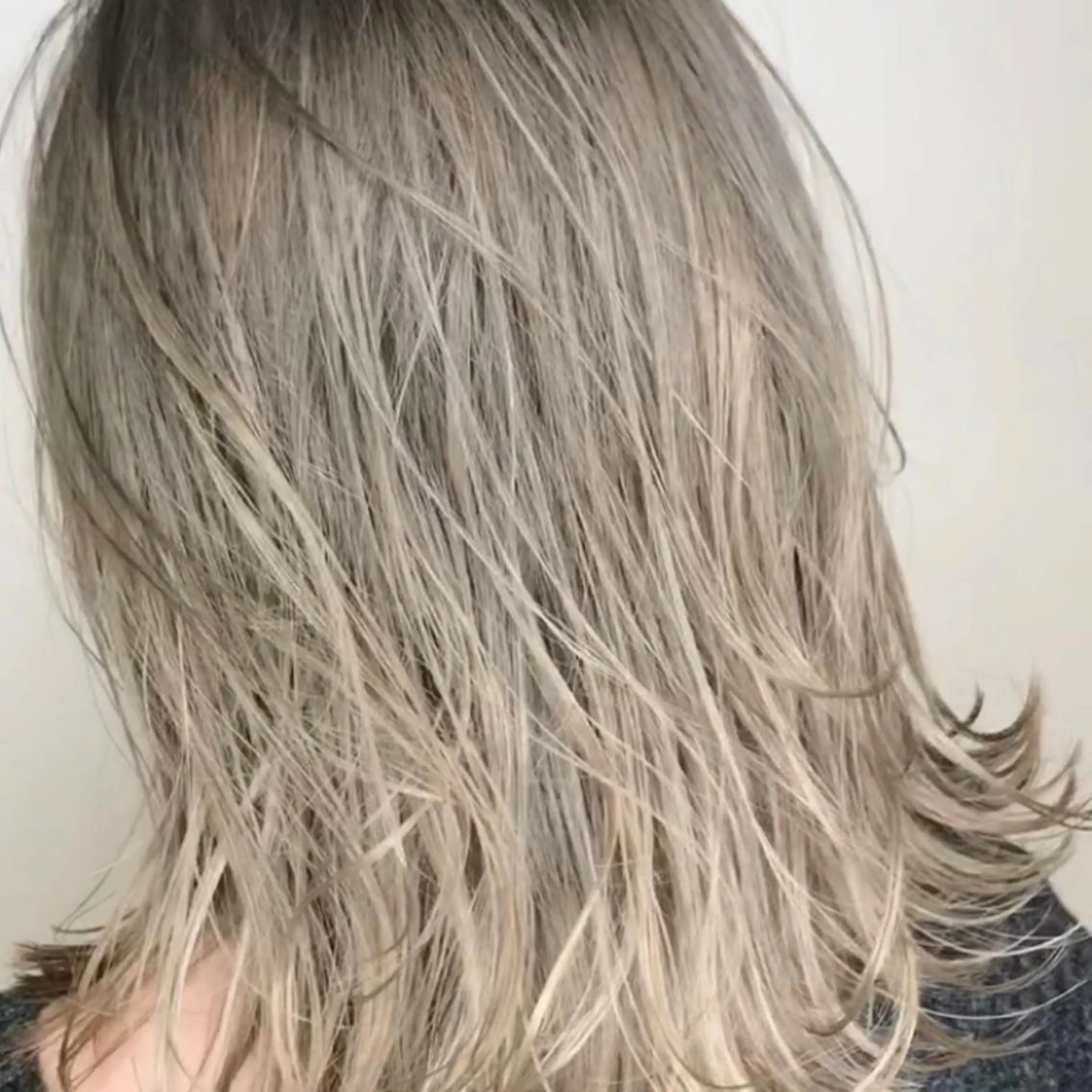 ショート カラー アッシュ アッシュグレー アッシュグレージュ バレイヤージュ ブリーチ AMI Hair  supply所属・髪質改善カラー 韓国風レイヤーのヘアスタイル