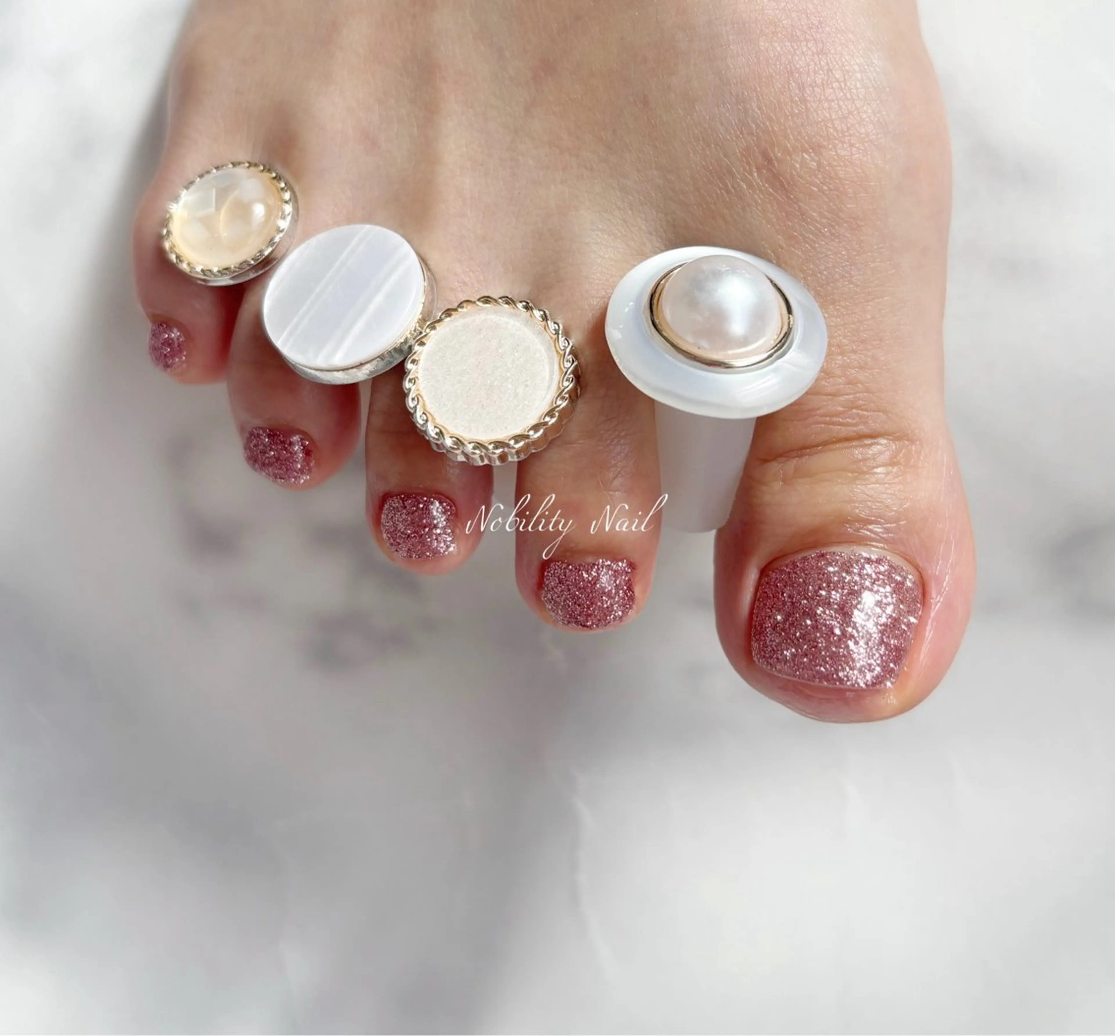 ネイル フットネイル ジェルネイル ラメ(グリッター) ピンク シンプルネイル フットネイル ネイルサロンNobilityNail所属・風口 麻由子のネイルデザイン