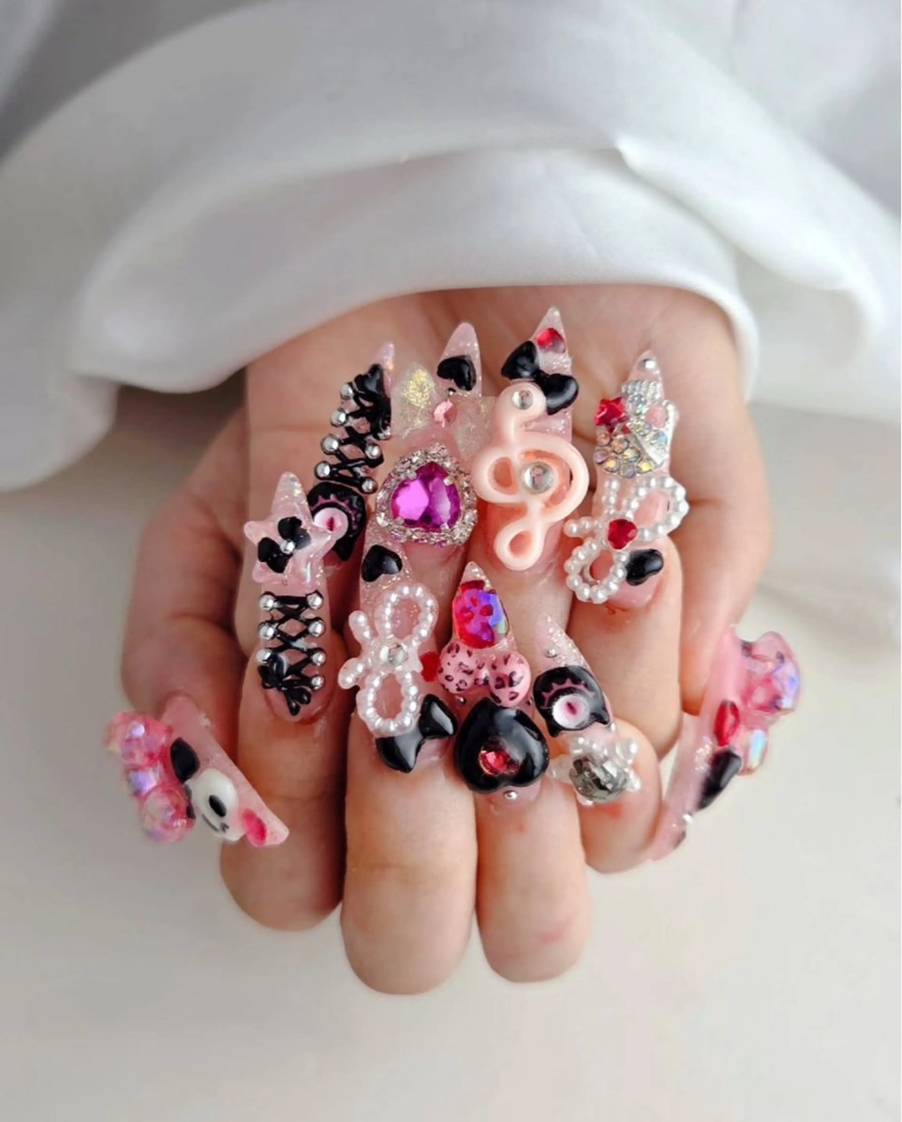 ネイル 成人式 キラキラネイル マグネットネイル ミラーネイル ニュアンスネイル ハンドネイル Lyna 池袋のネイルデザイン