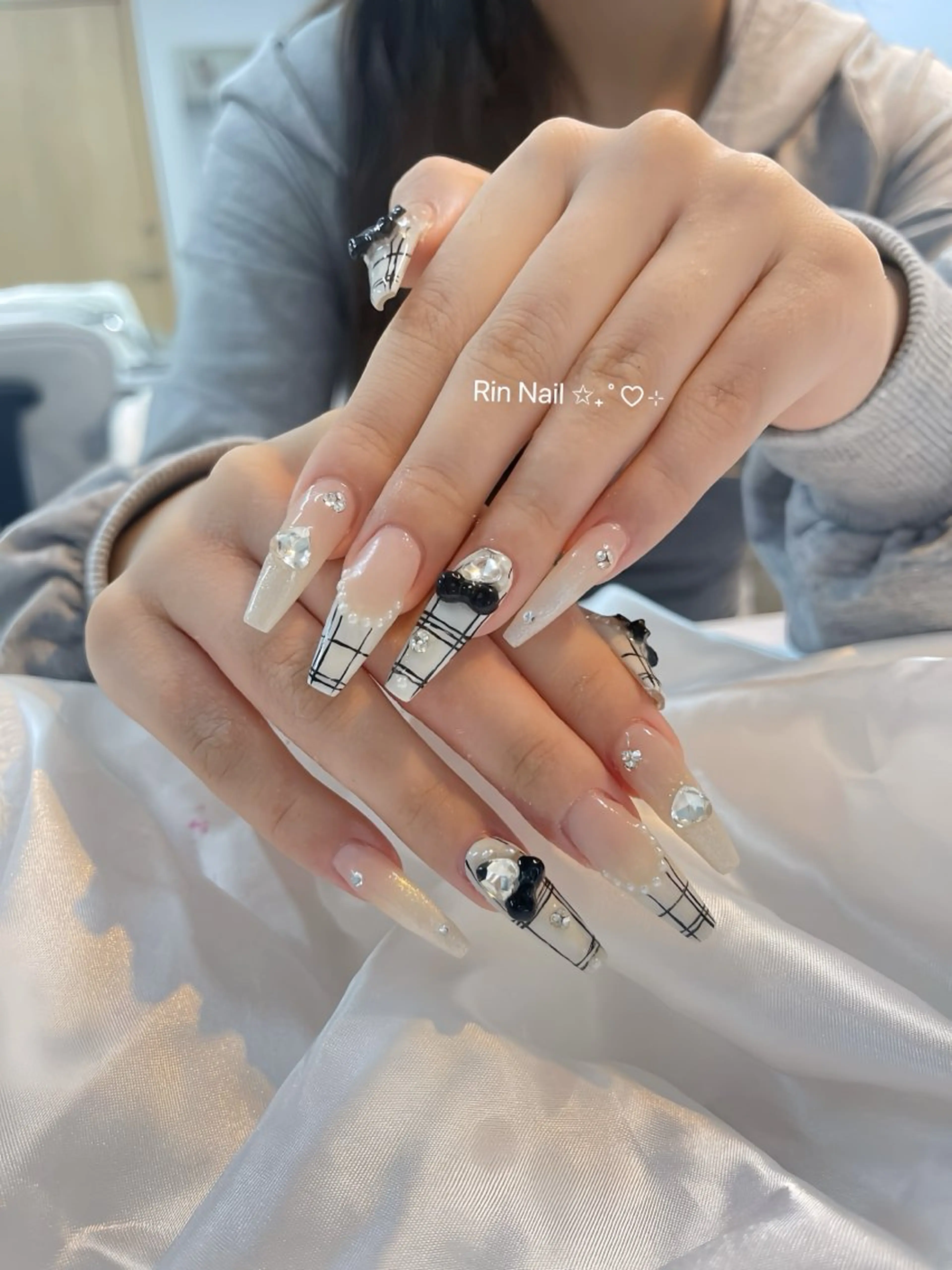 ネイル アートネイル チークネイル ジェルネイル ロングネイル マグネットネイル ハンドネイル Rin Nail 新大久保店のネイルデザイン