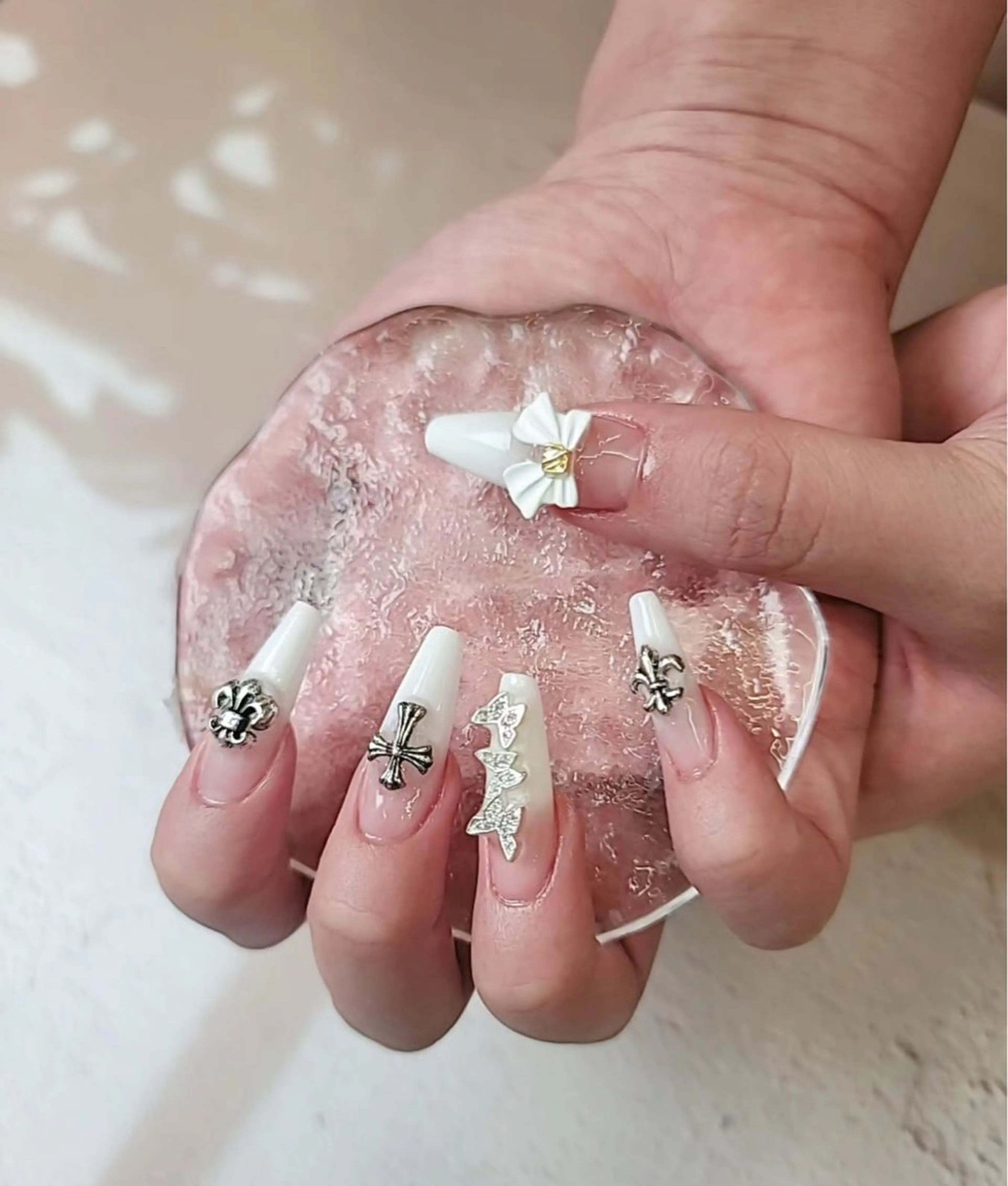 ネイル キラキラネイル マグネットネイル ミラーネイル ニュアンスネイル 春ネイル ハンドネイル Lina nail所属・Lunaa 池袋のネイルデザイン