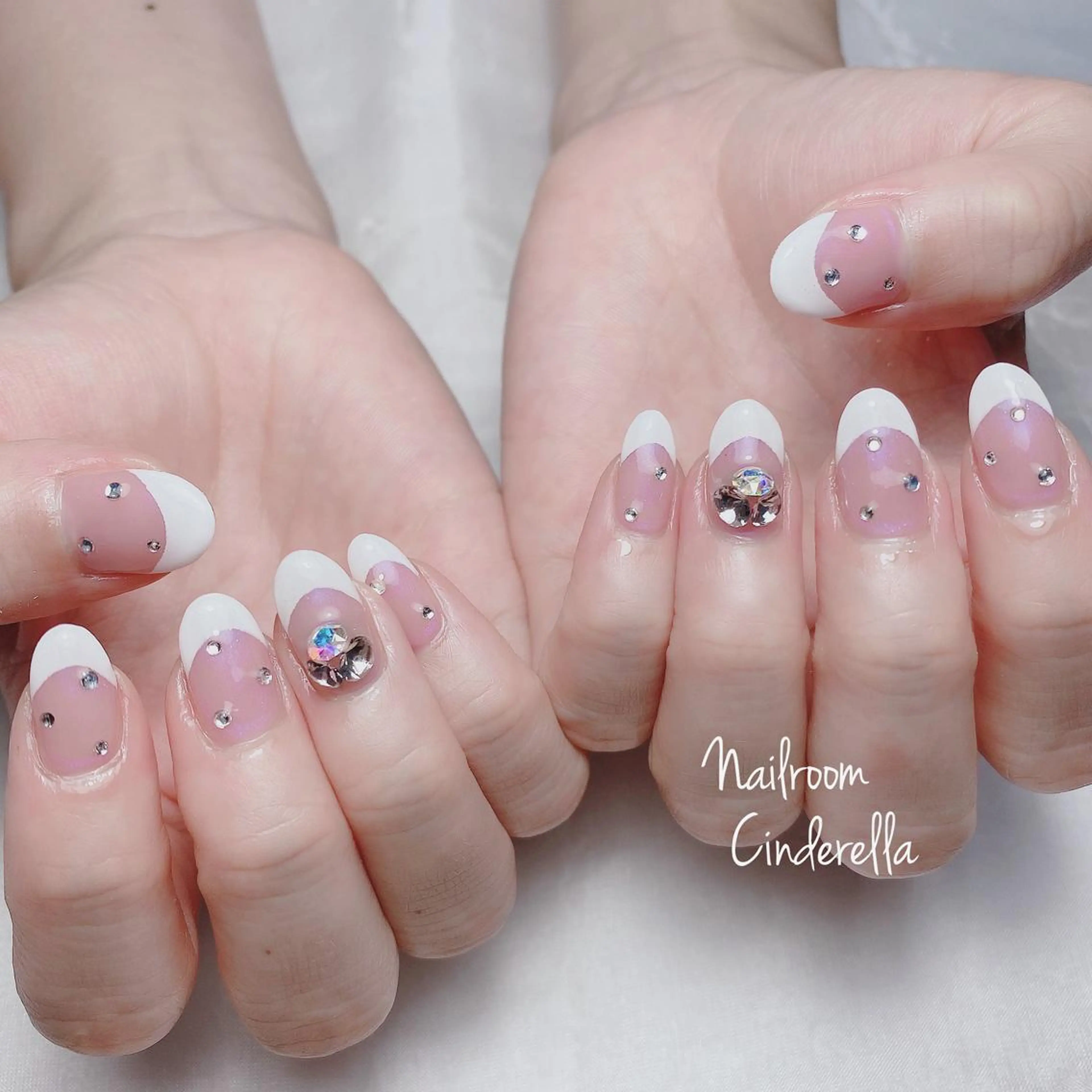 ネイル フレンチネイル ストーンネイル Nailroom. Cinderellaのネイルデザイン