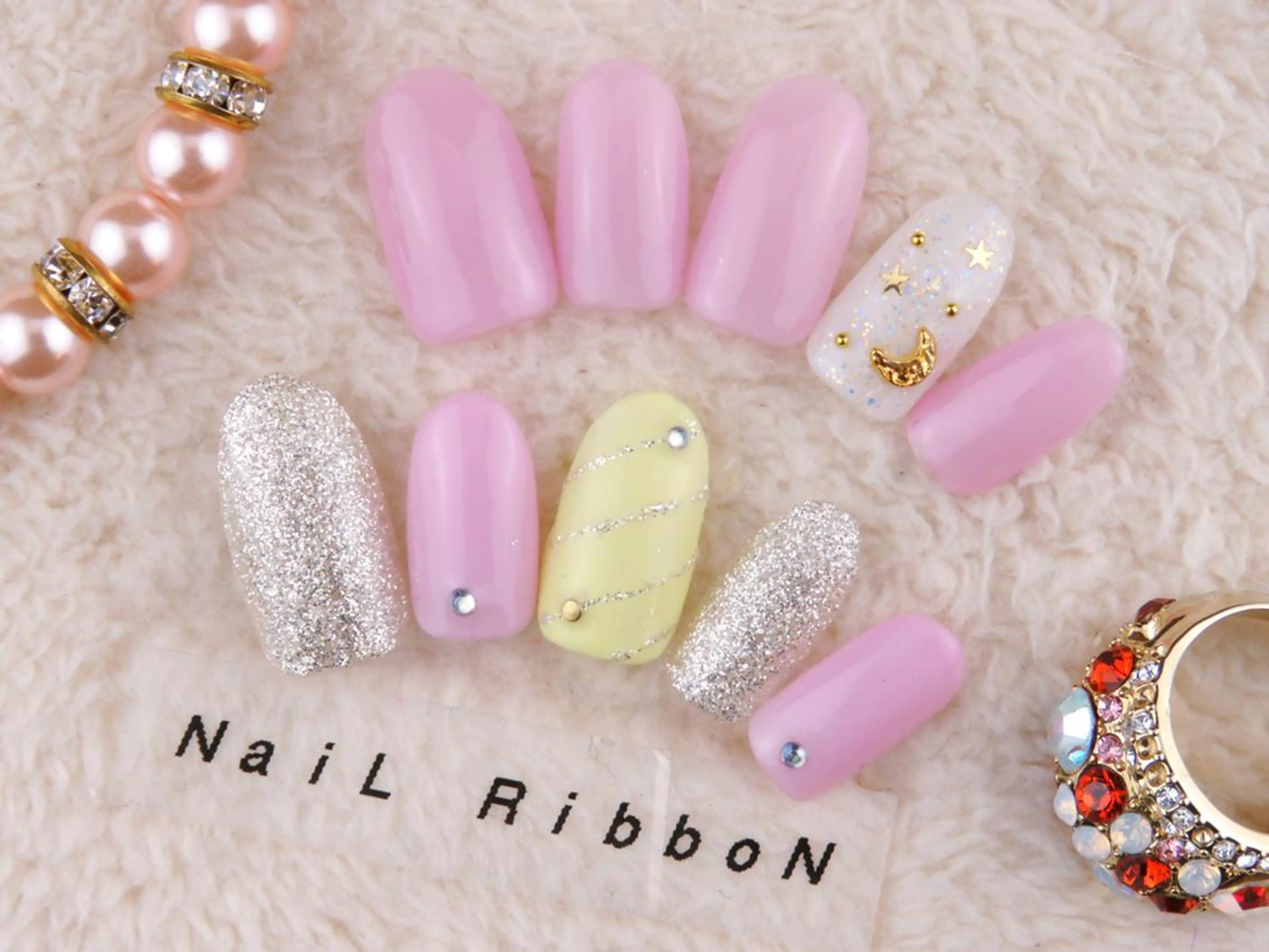 ネイル ネイルリボン 受付スタッフのネイルデザイン