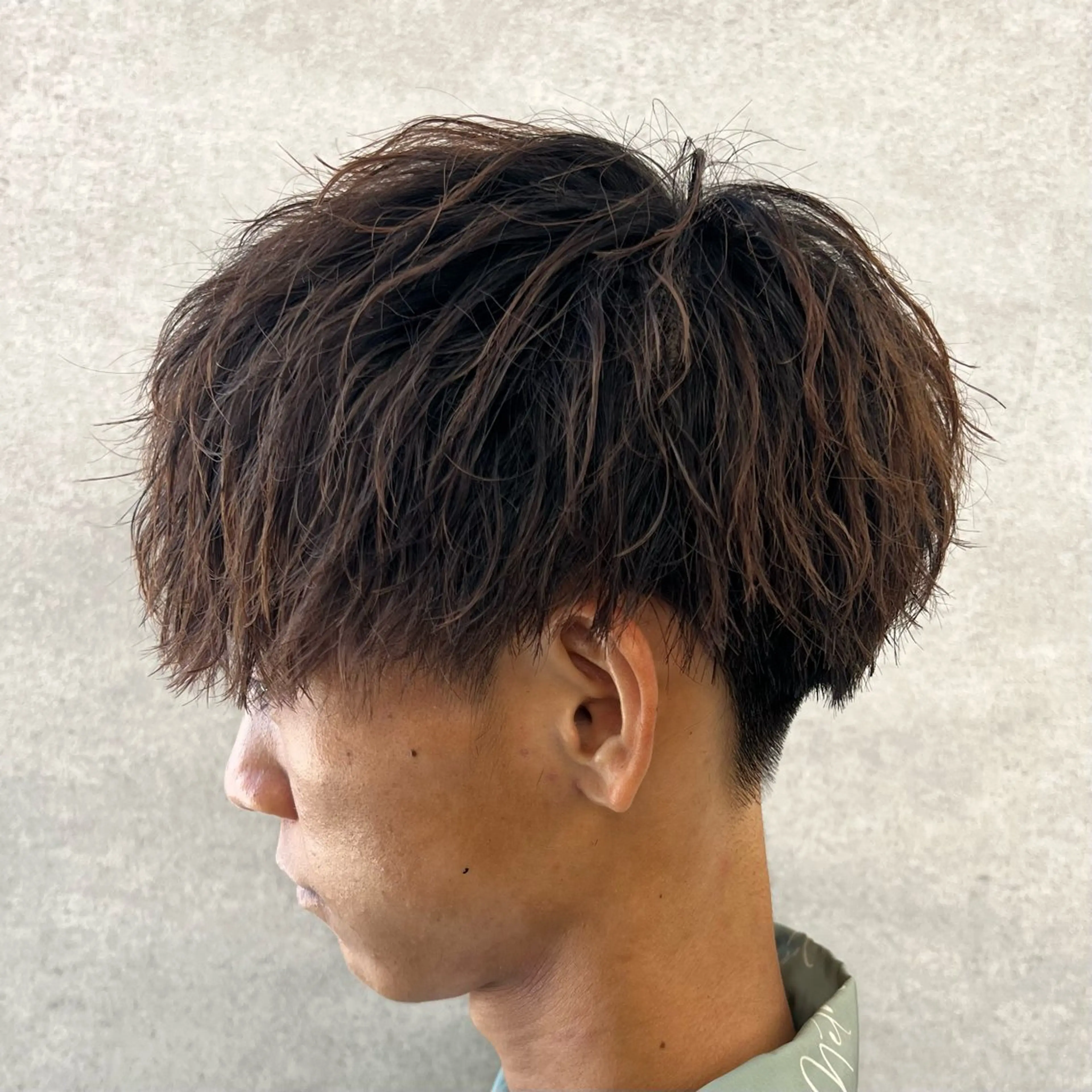 ショート カラー パーマ ヘアアレンジ メンズ センターパート メンズハイライト メンズメッシュ マッシュ メンズパーマ 仕上がり満足度No. 1🔥BLUCK🔥のヘアスタイル