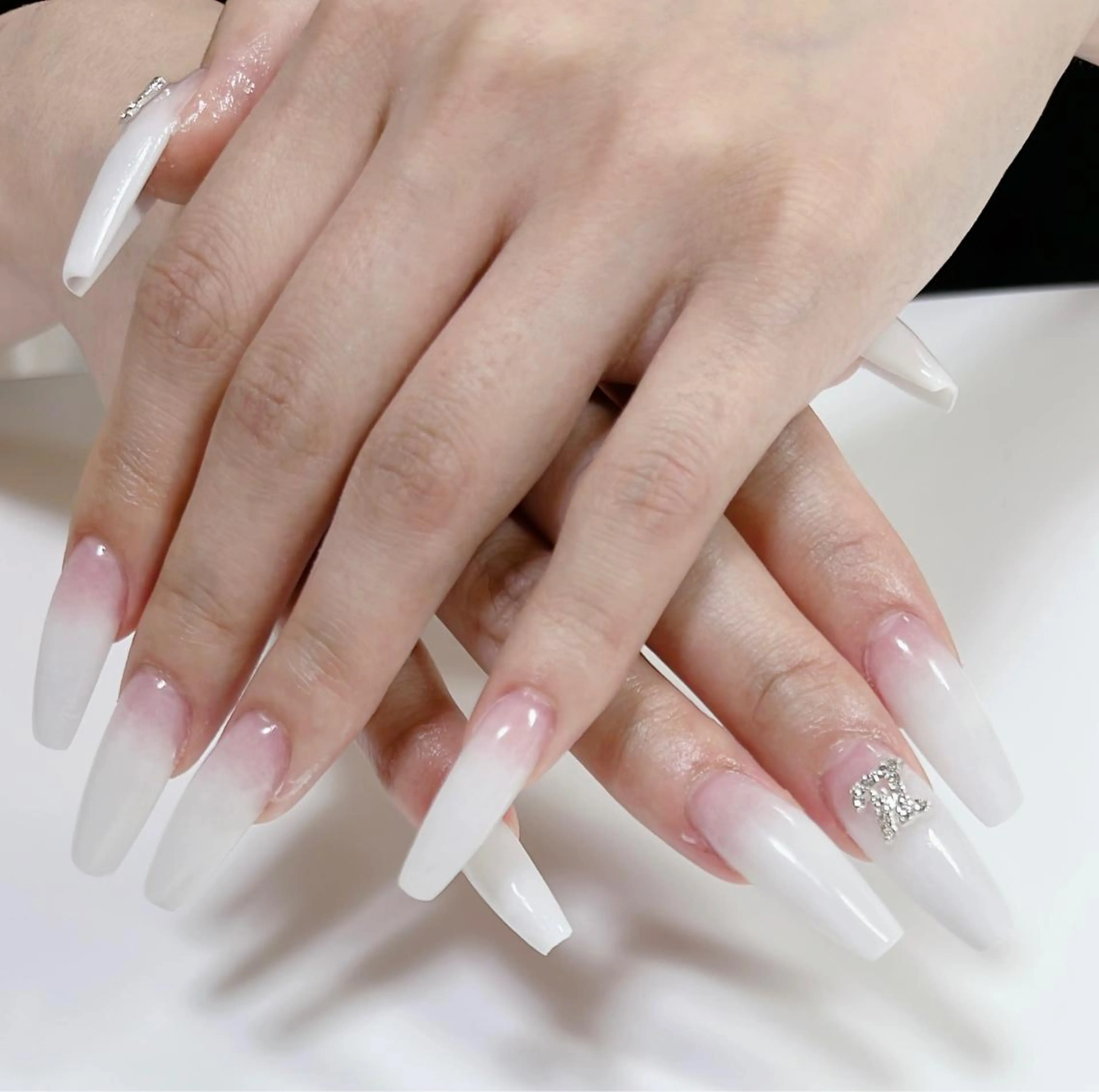 ネイル グラデーション スカルプネイル ホワイト plaisir所属・plaisir プレジールネイルのネイルデザイン